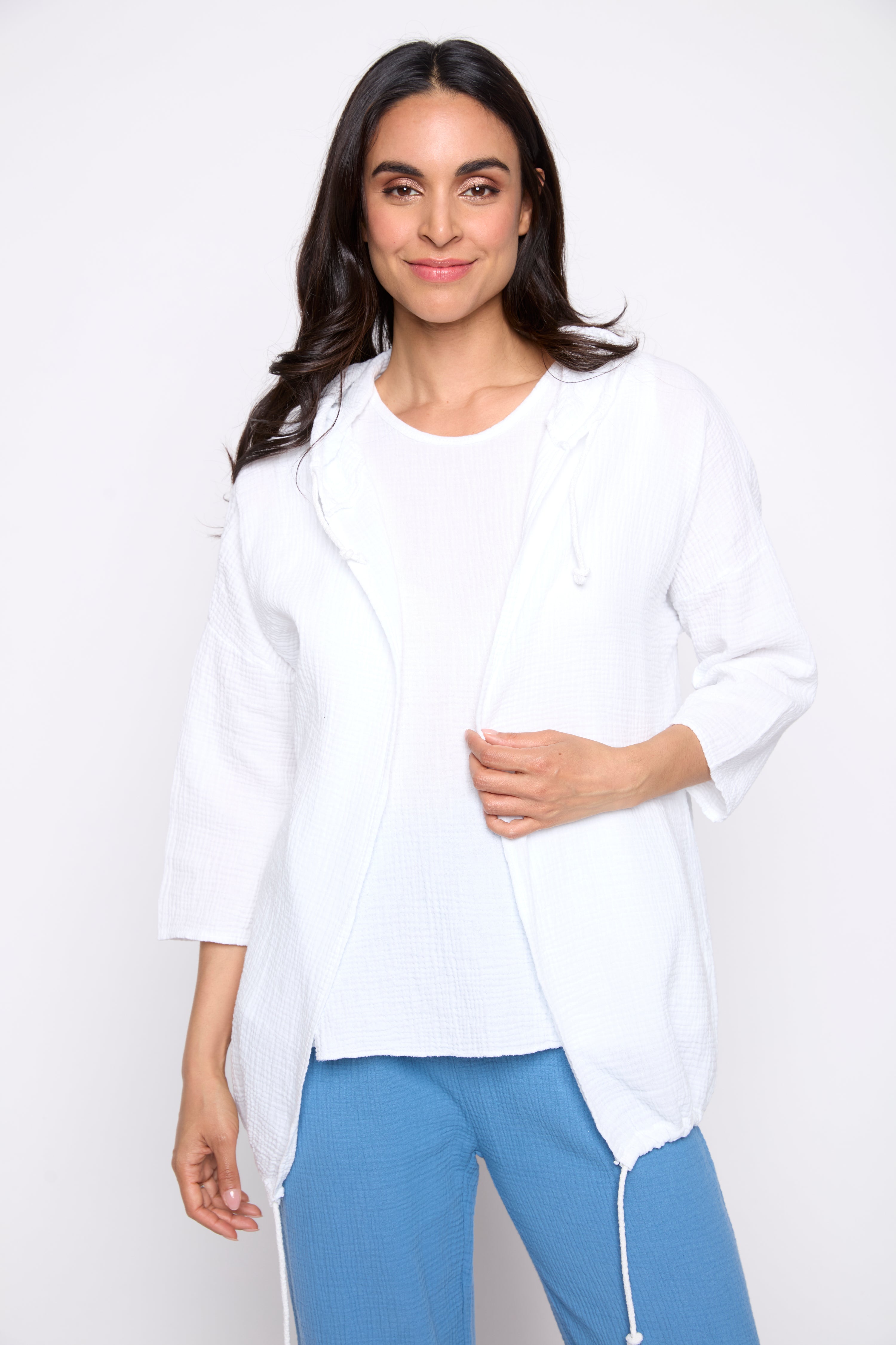 Le cardigan à capuchon en gaze de coton