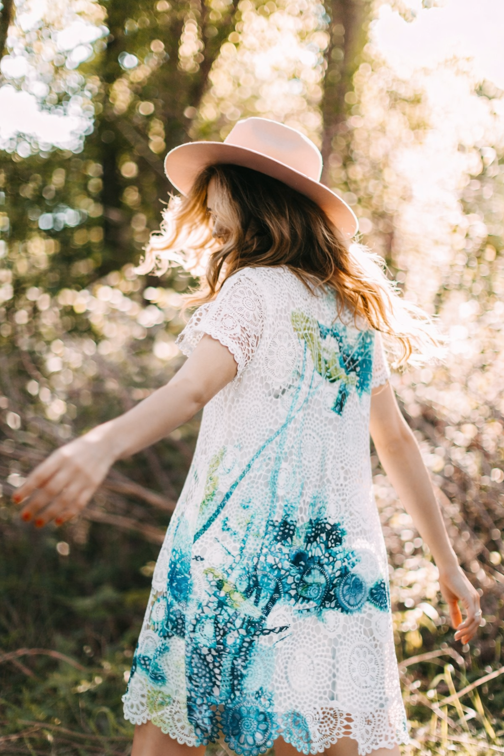 La robe doublée avec détails en crochet et en dentelle