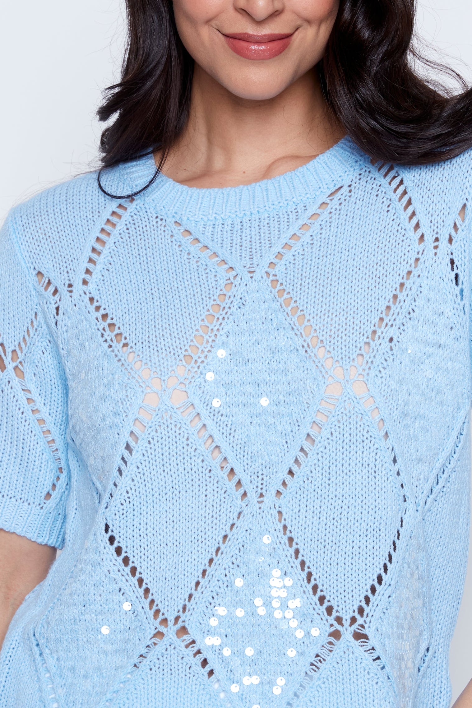 Le pull à motif de sequins en losanges