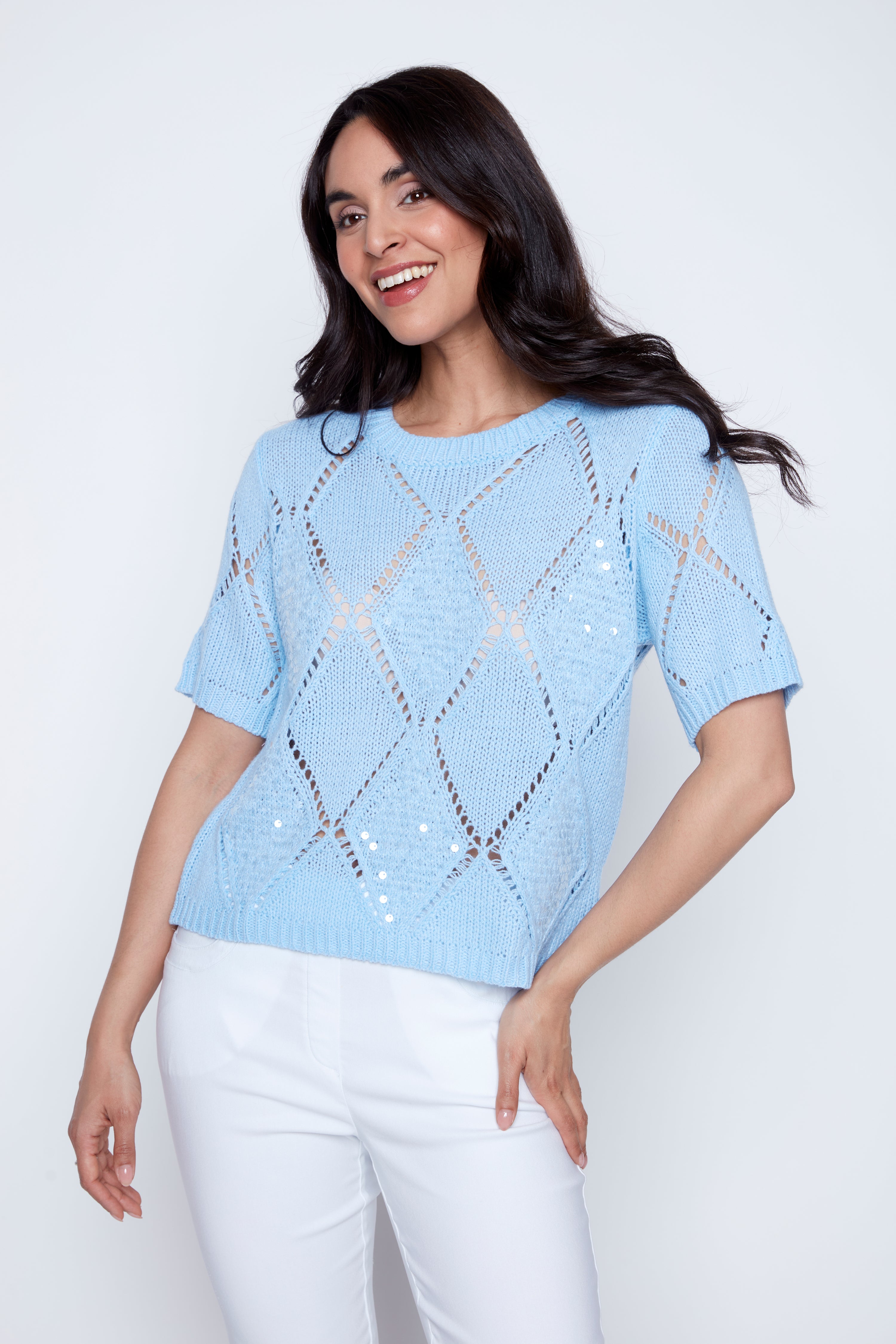 Le pull à motif de sequins en losanges