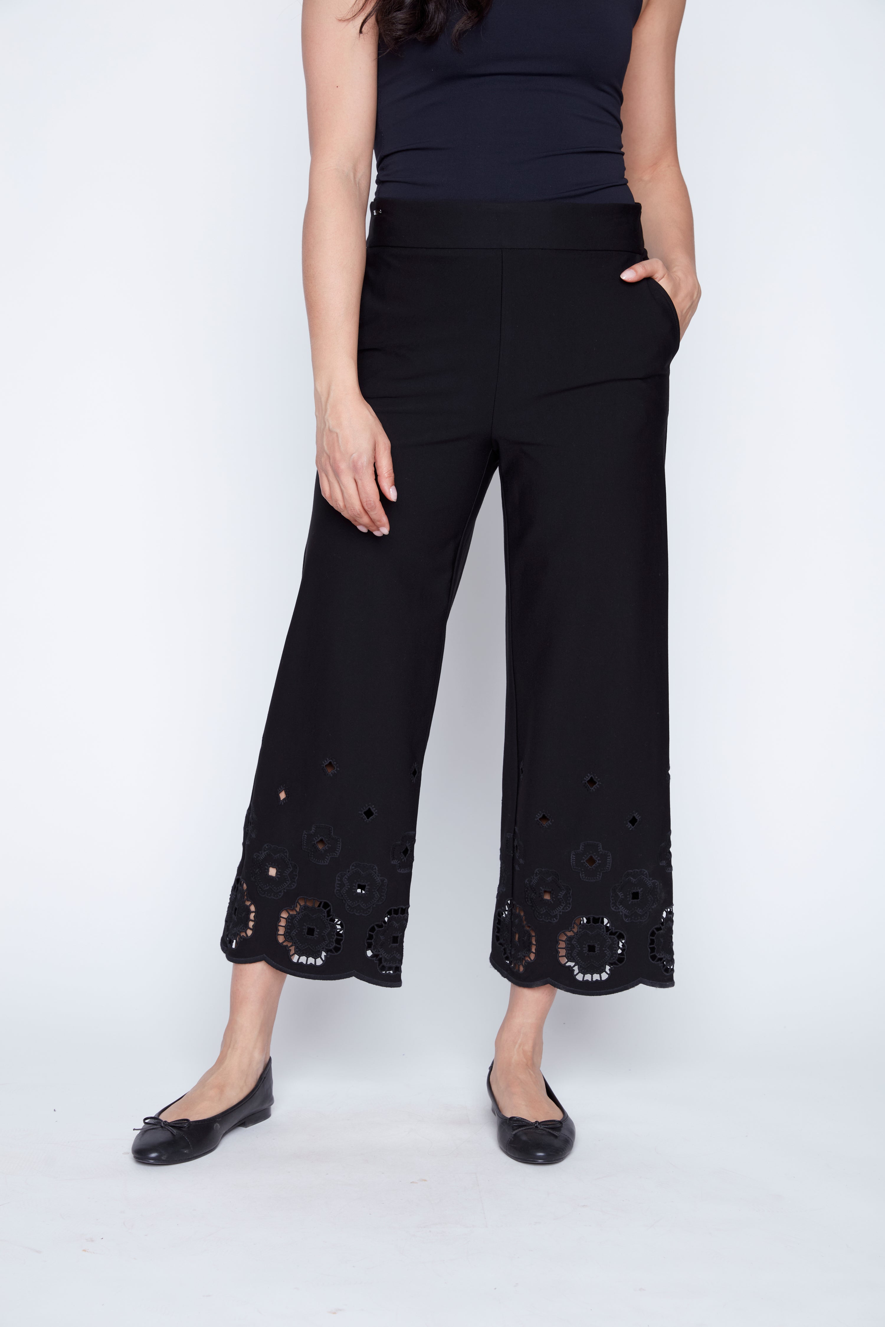 Le capri à jambes larges avec ourlet brodé découpé au laser
