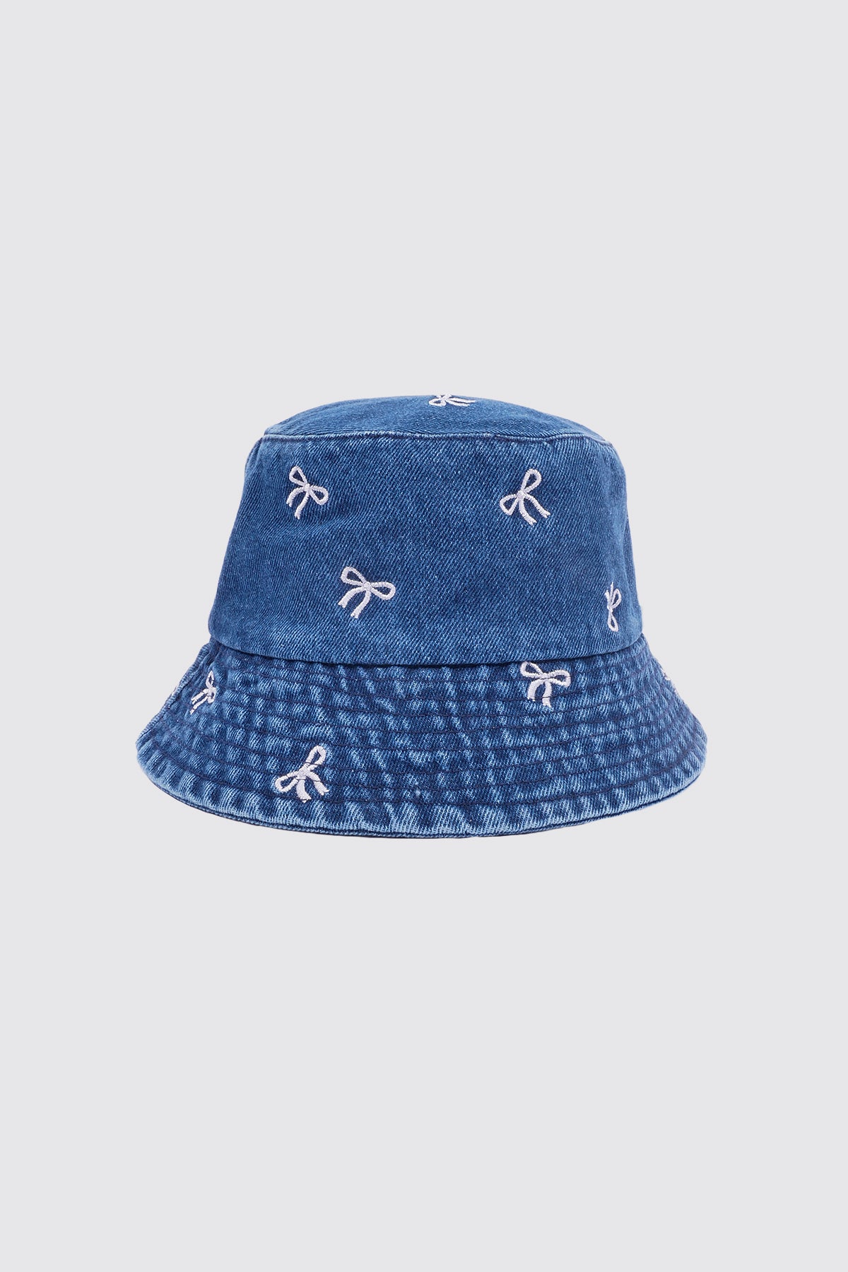 Le chapeau bob en denim avec broderie