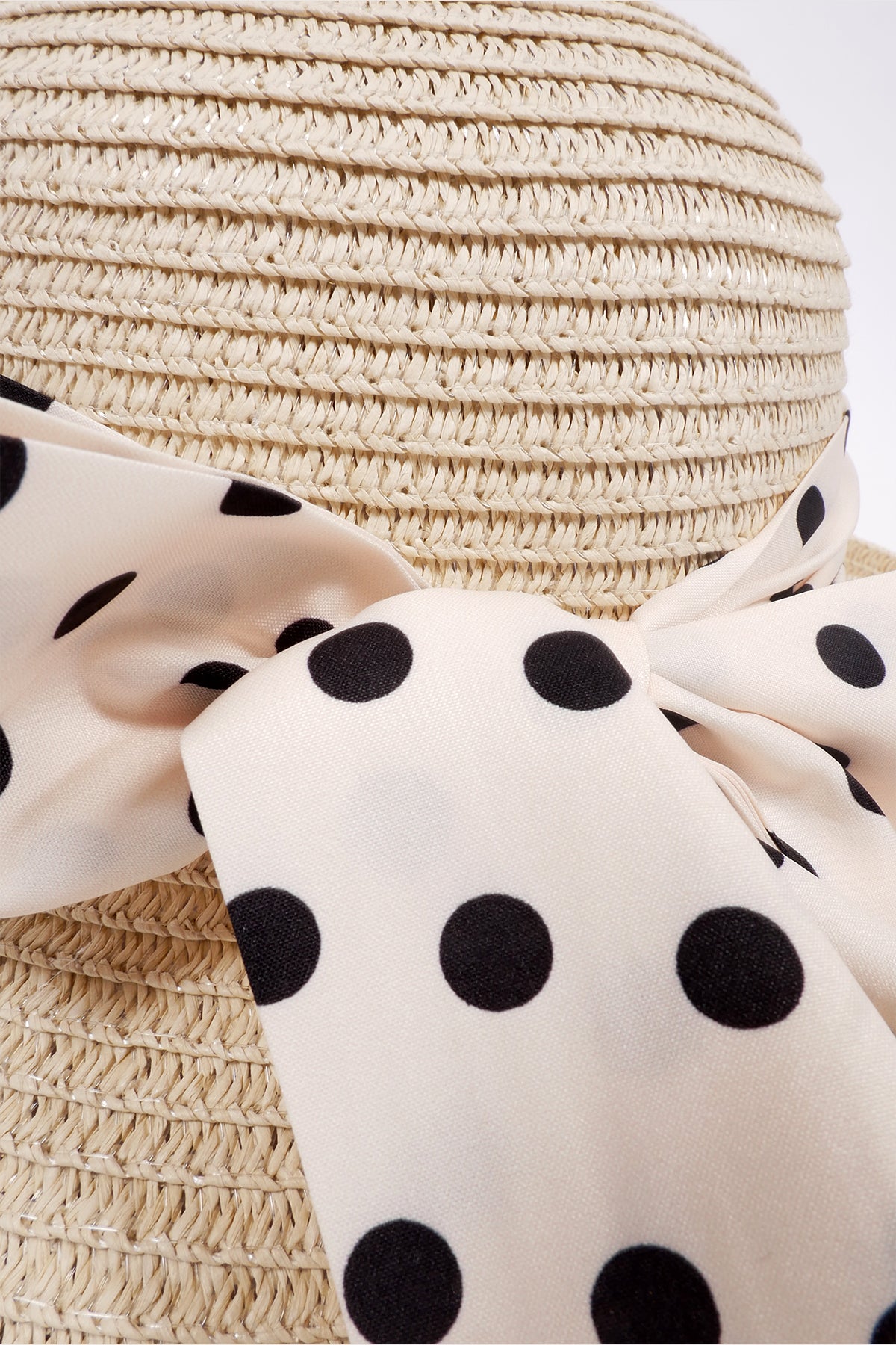 Le chapeau de paille avec ruban à pois