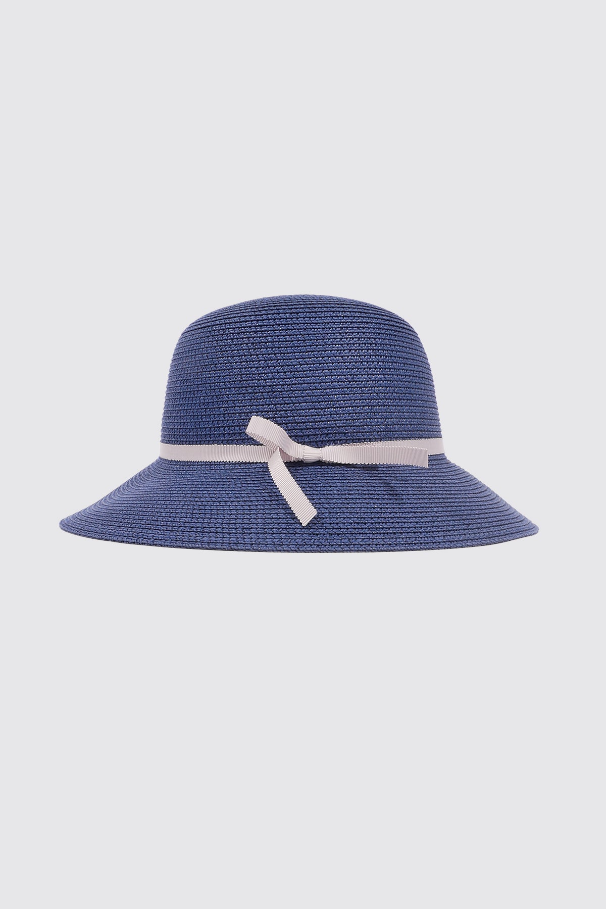 Le chapeau de paille avec bordure