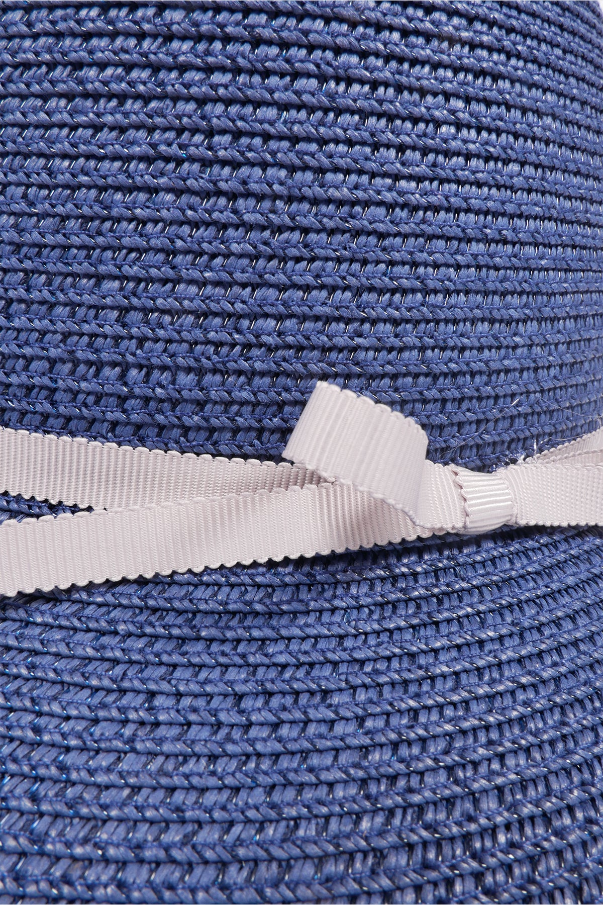 Le chapeau de paille avec bordure