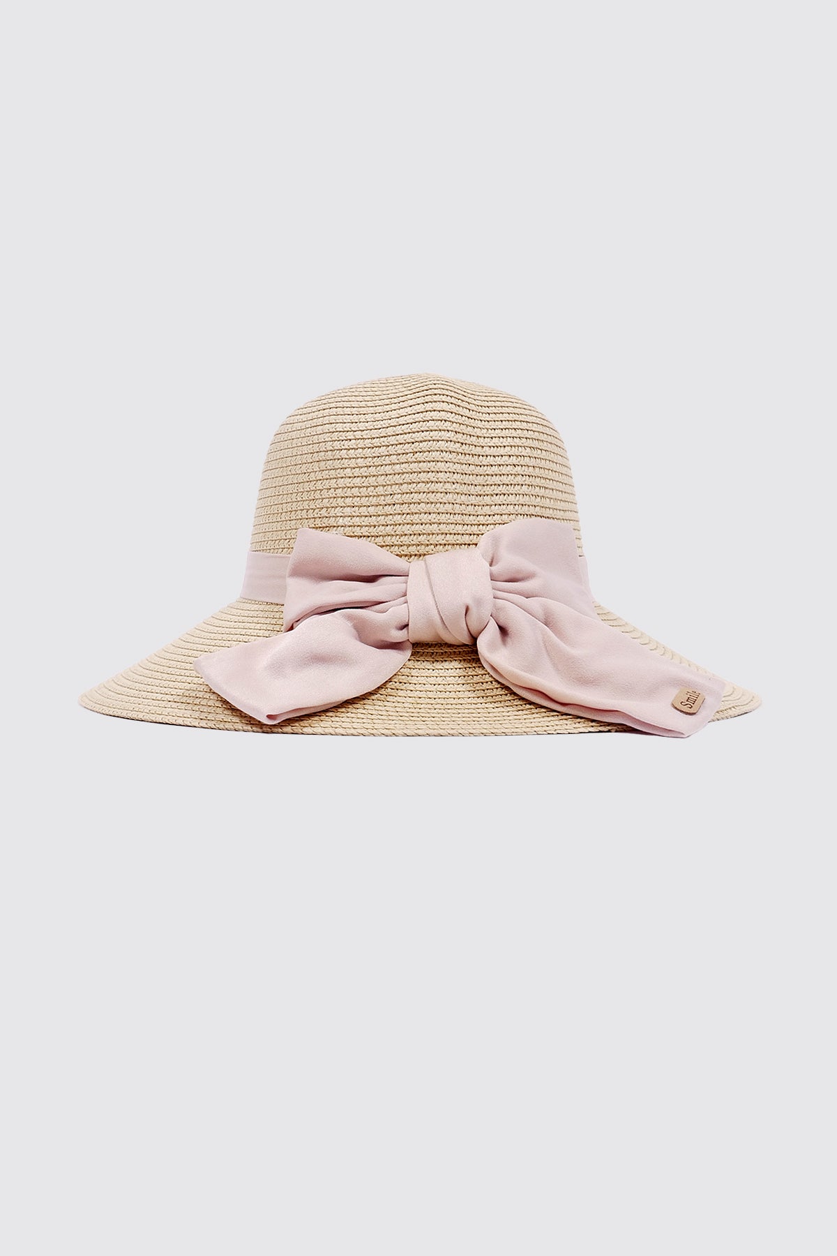 Le chapeau de paille avec ruban