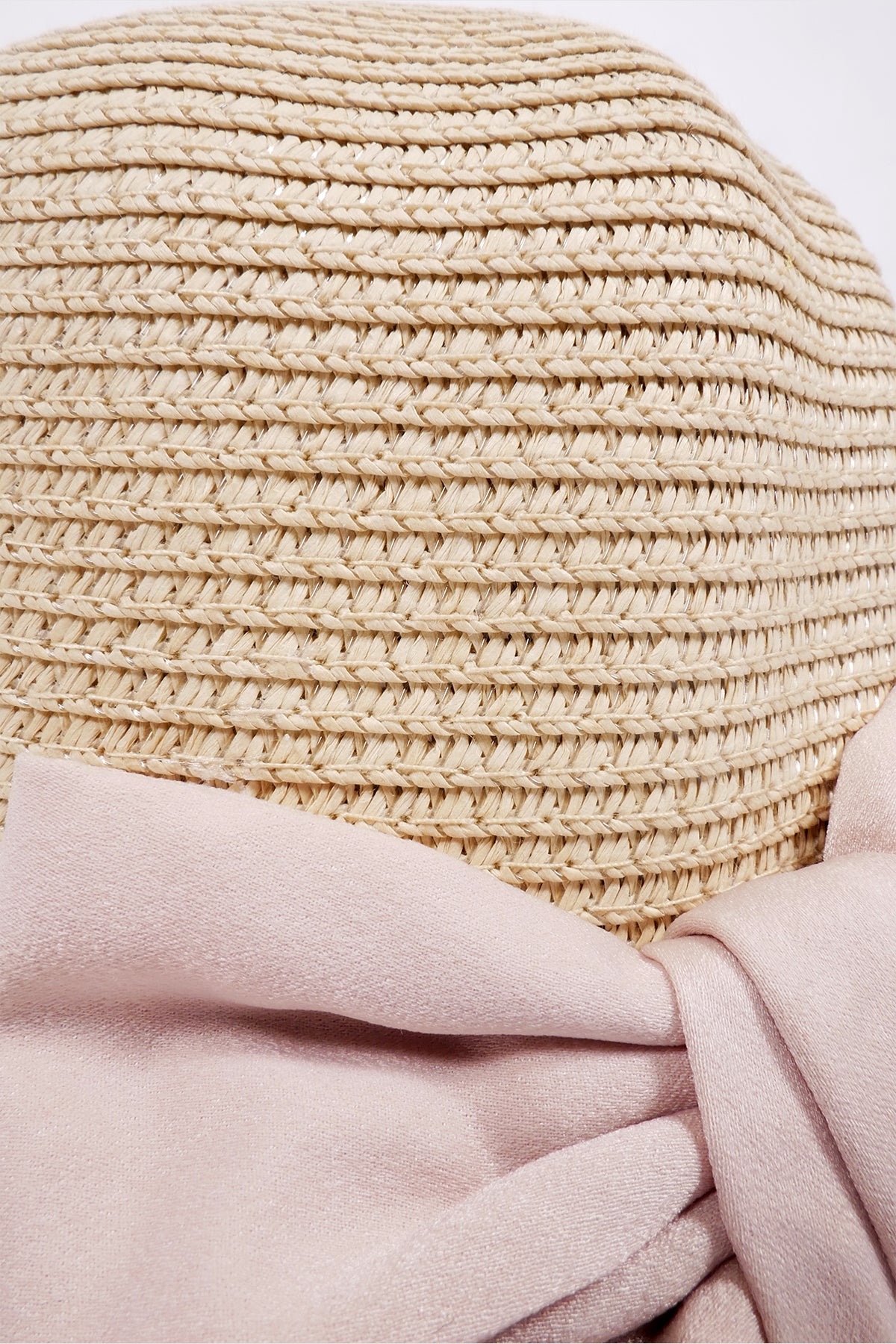 Le chapeau de paille avec ruban