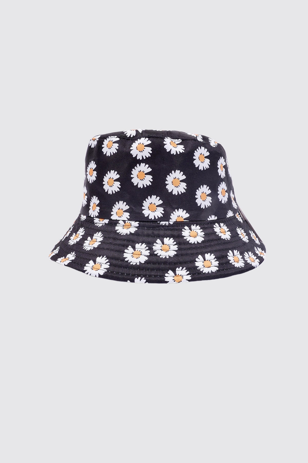 Le chapeau à imprimé marguerites