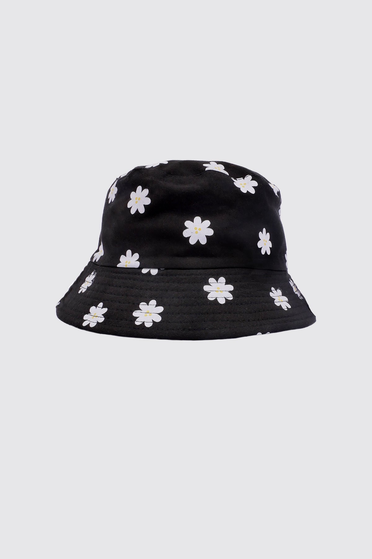 Le chapeau à imprimé marguerites