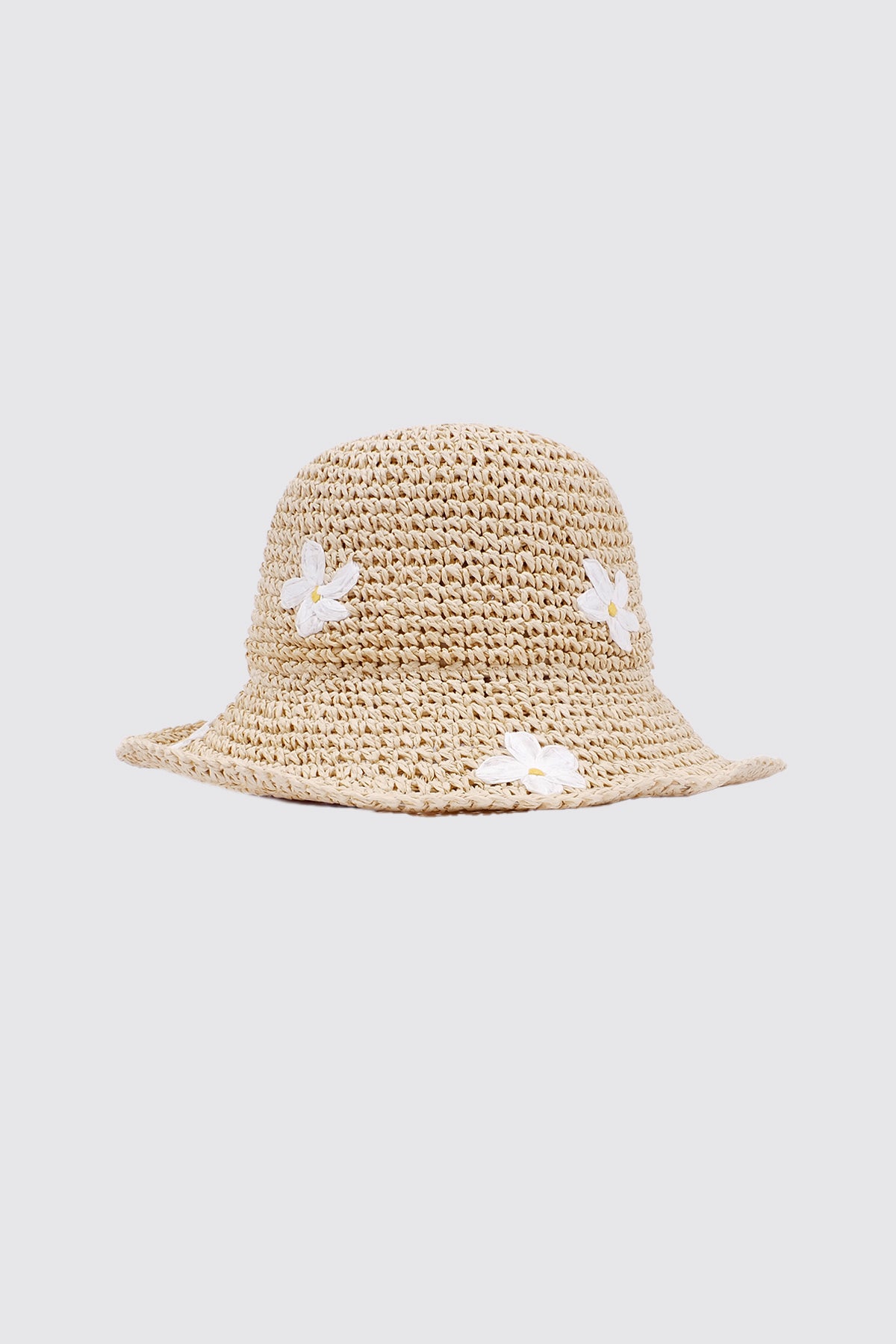 Le chapeau en crochet avec fleurs
