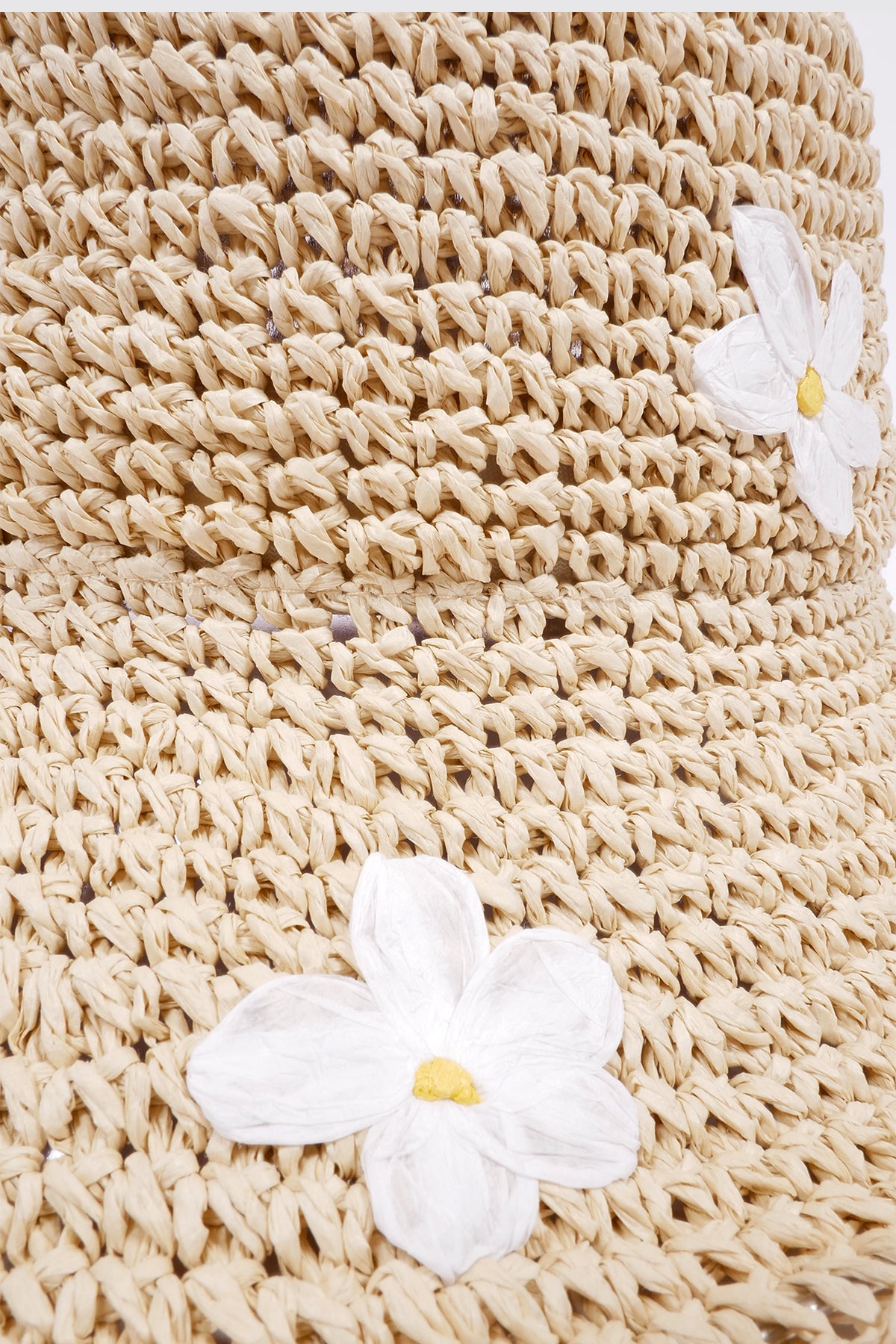 Le chapeau en crochet avec fleurs