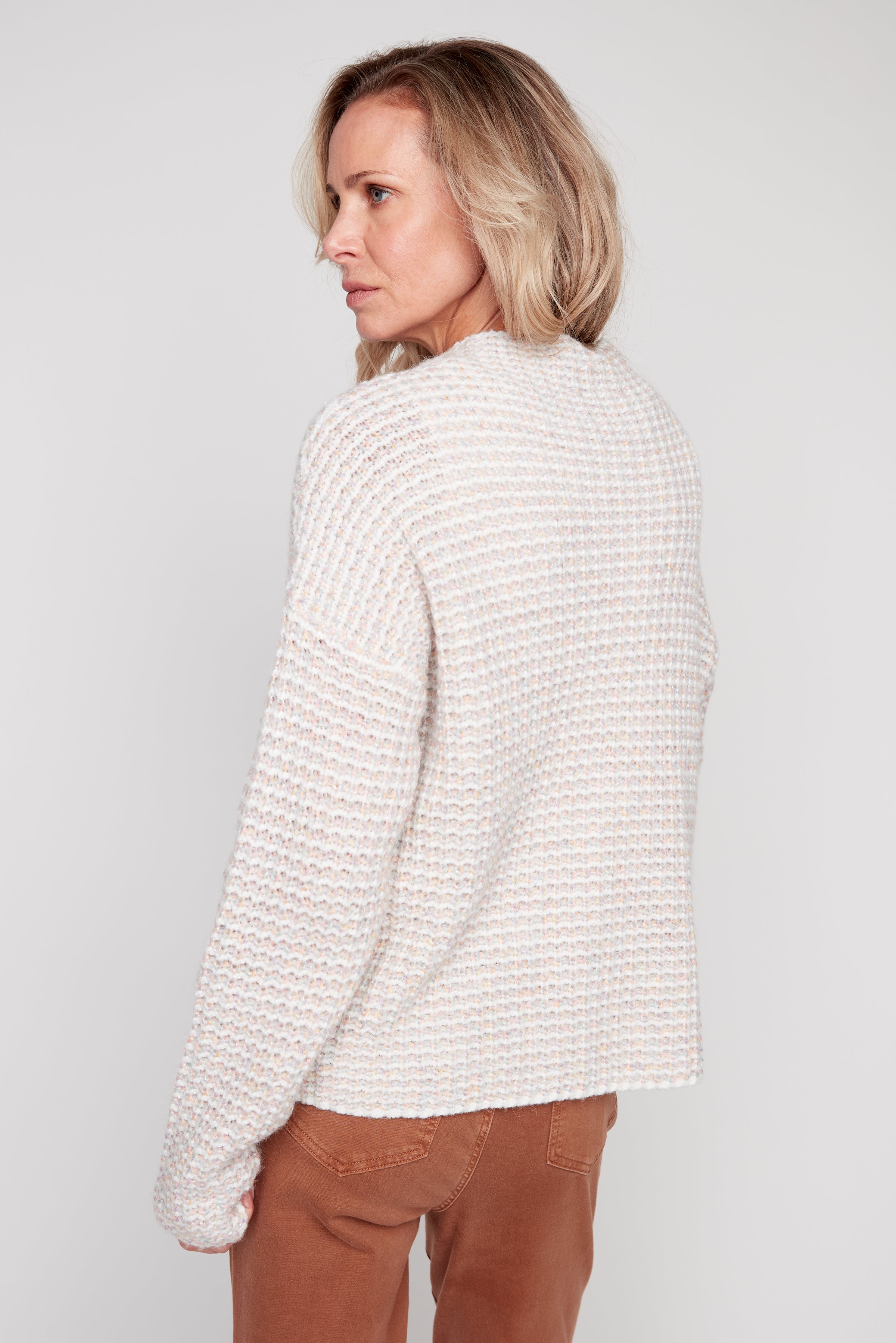 Le pull en fil à ruban métallique