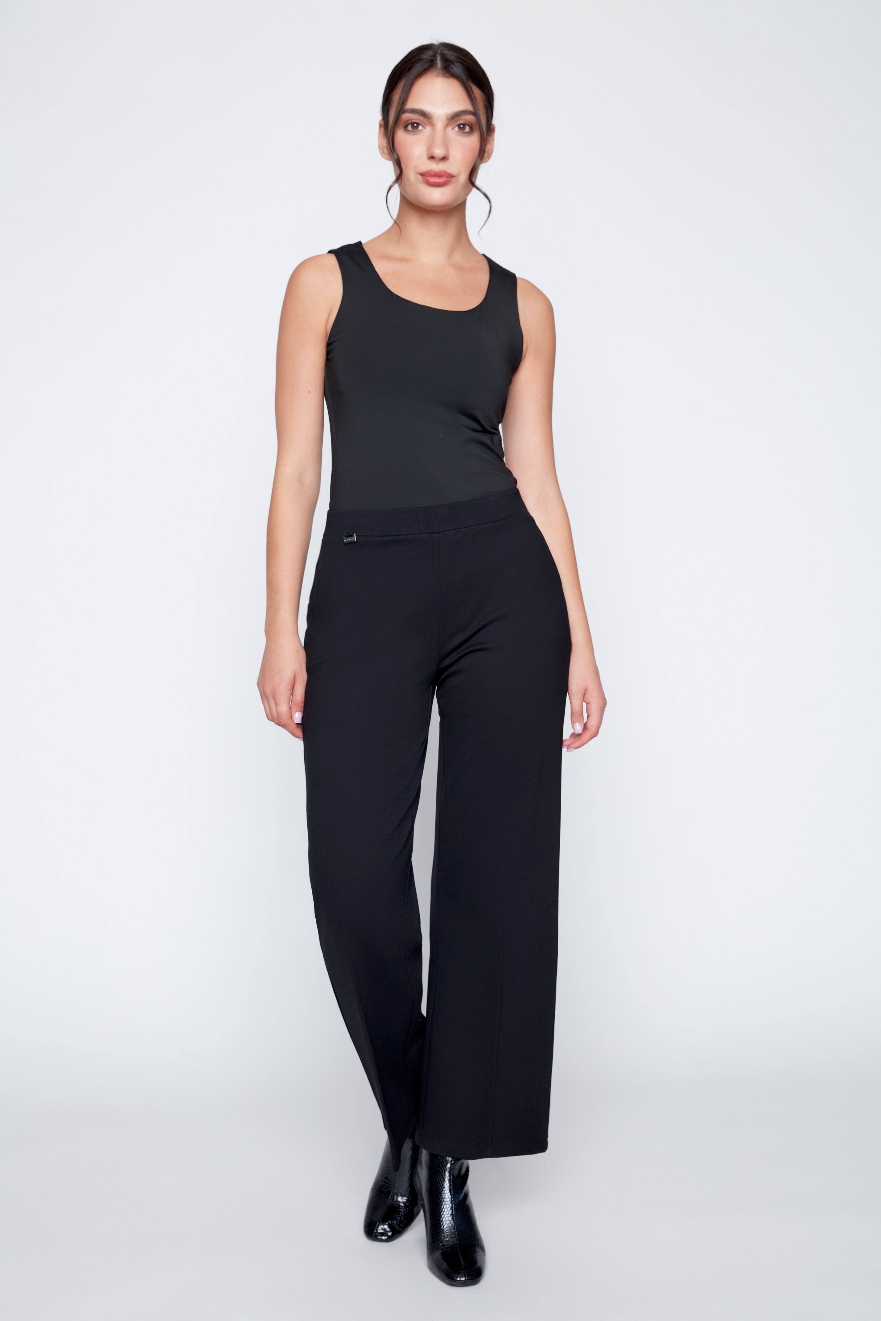 Le pantalon en tricot à jambes larges