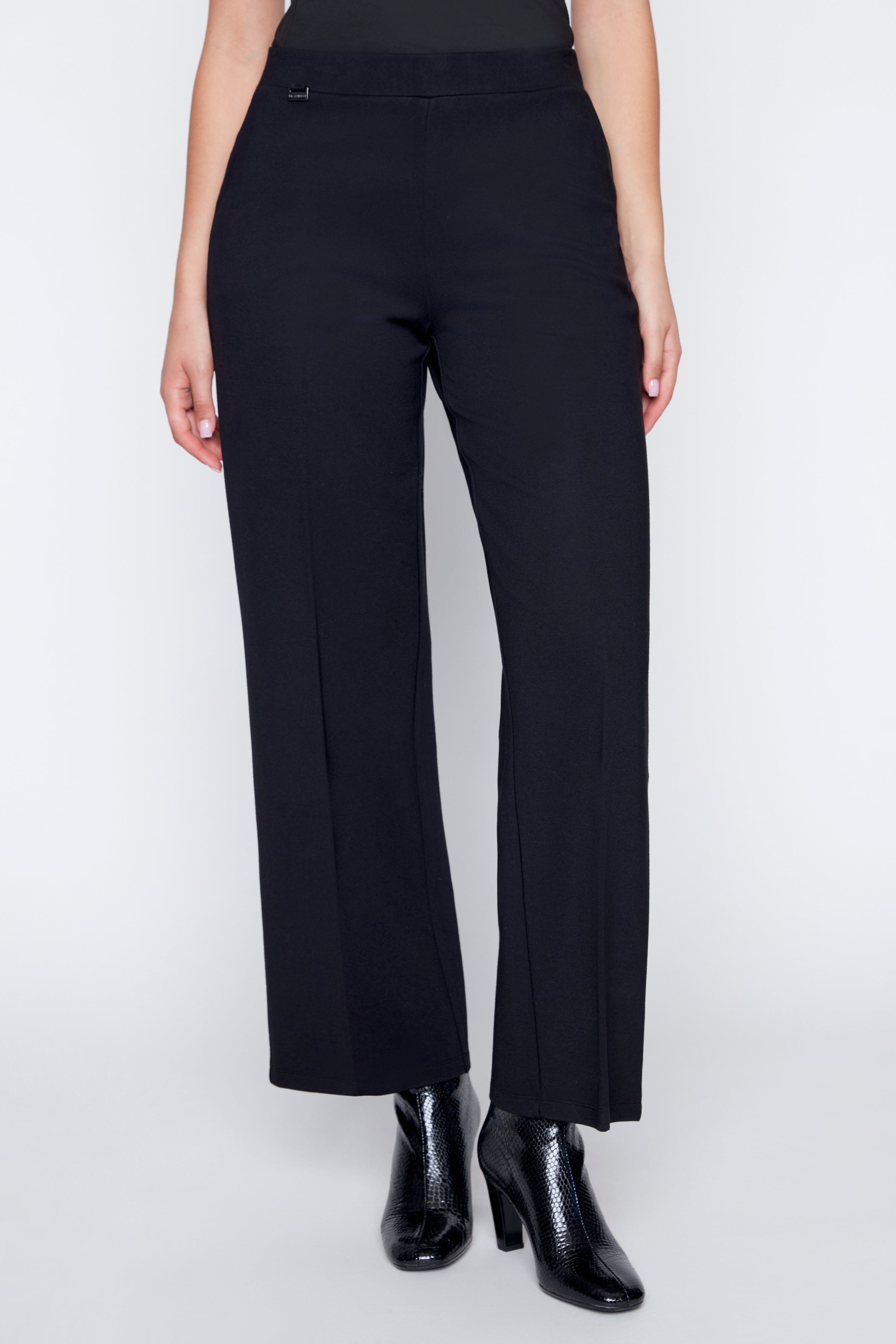 Le pantalon en tricot à jambes larges