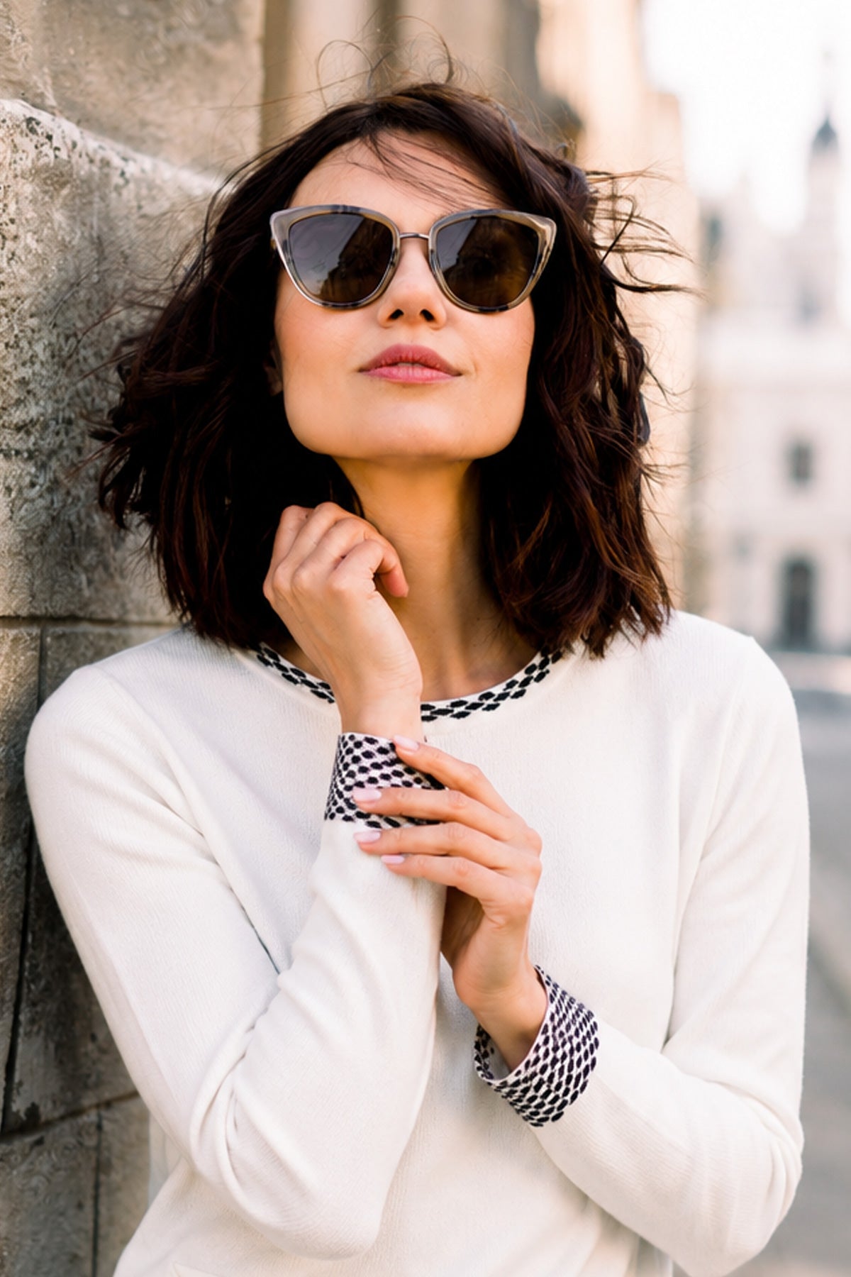 Le pull à bordures contrastantes et poches ornées