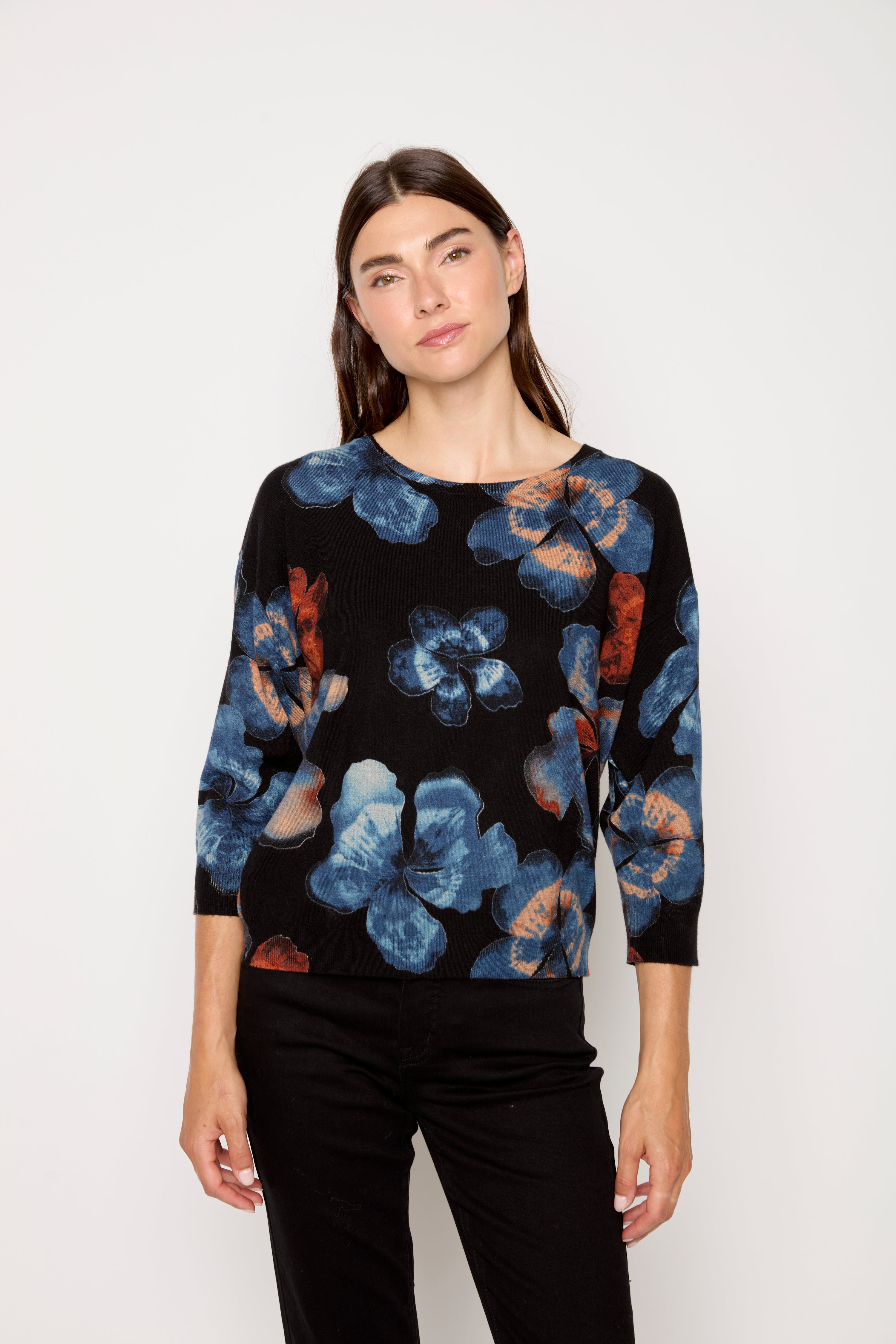 Le pull léger à imprimé floral