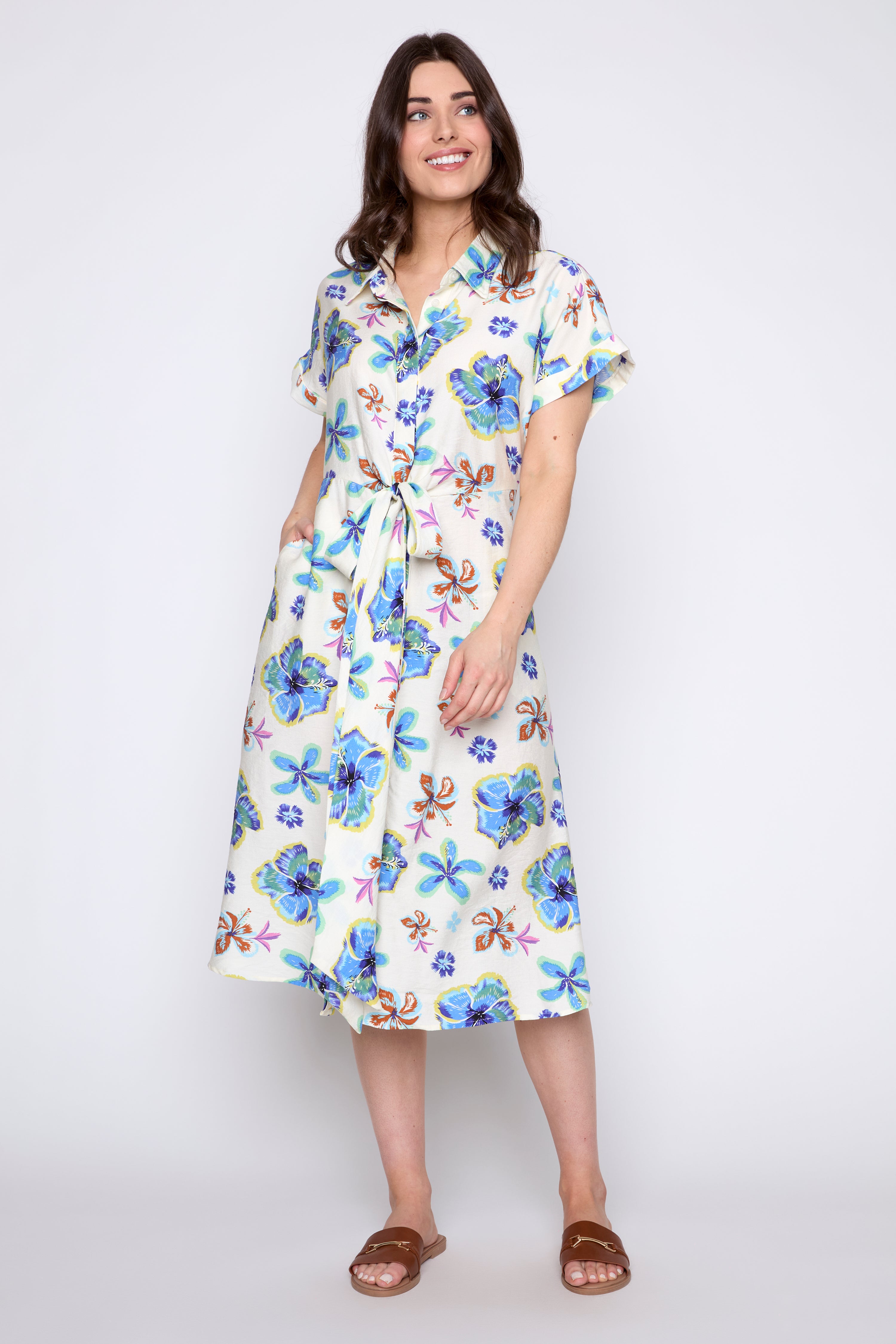 La robe à imprimé floral avec ceinture nouée