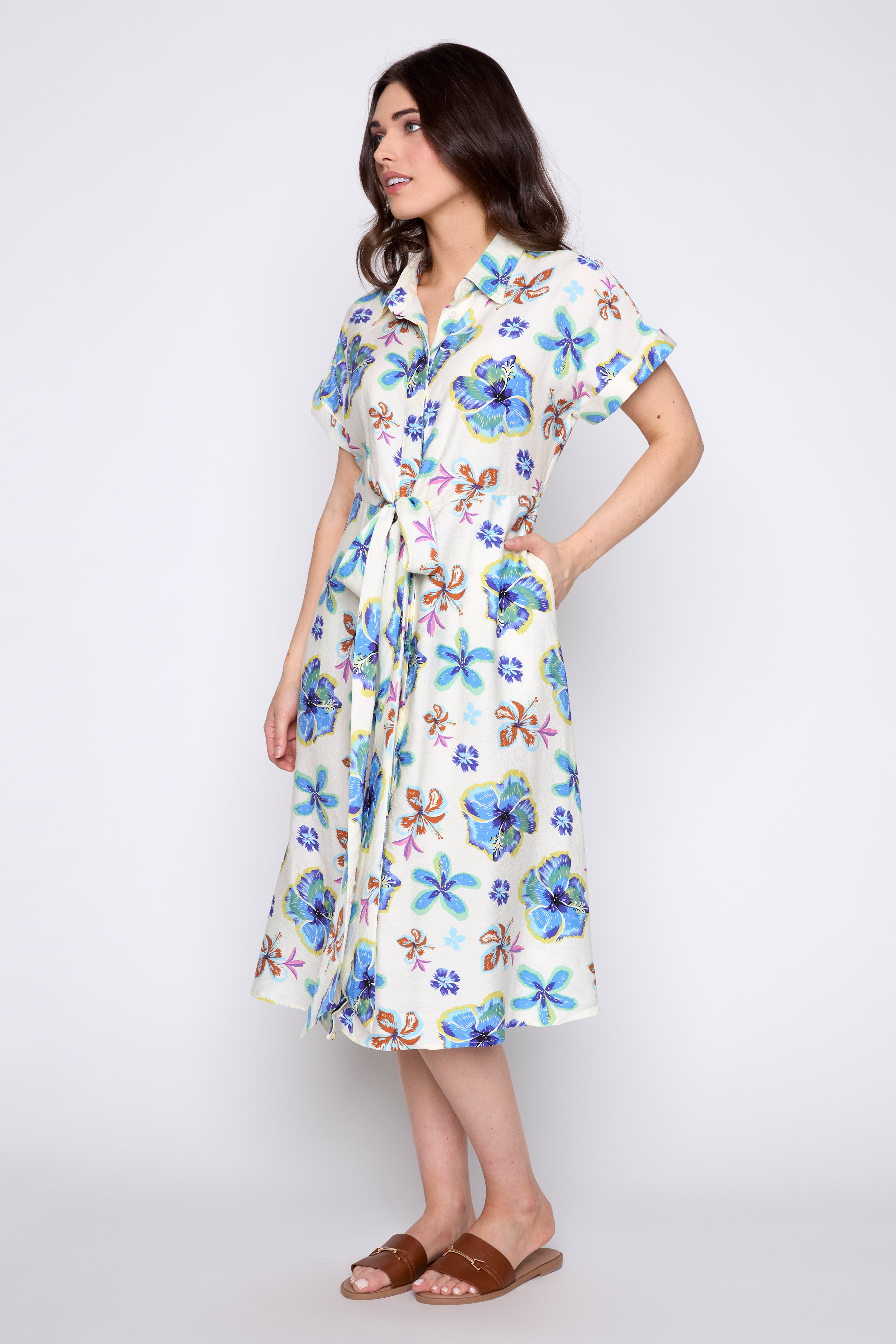 La robe à imprimé floral avec ceinture nouée