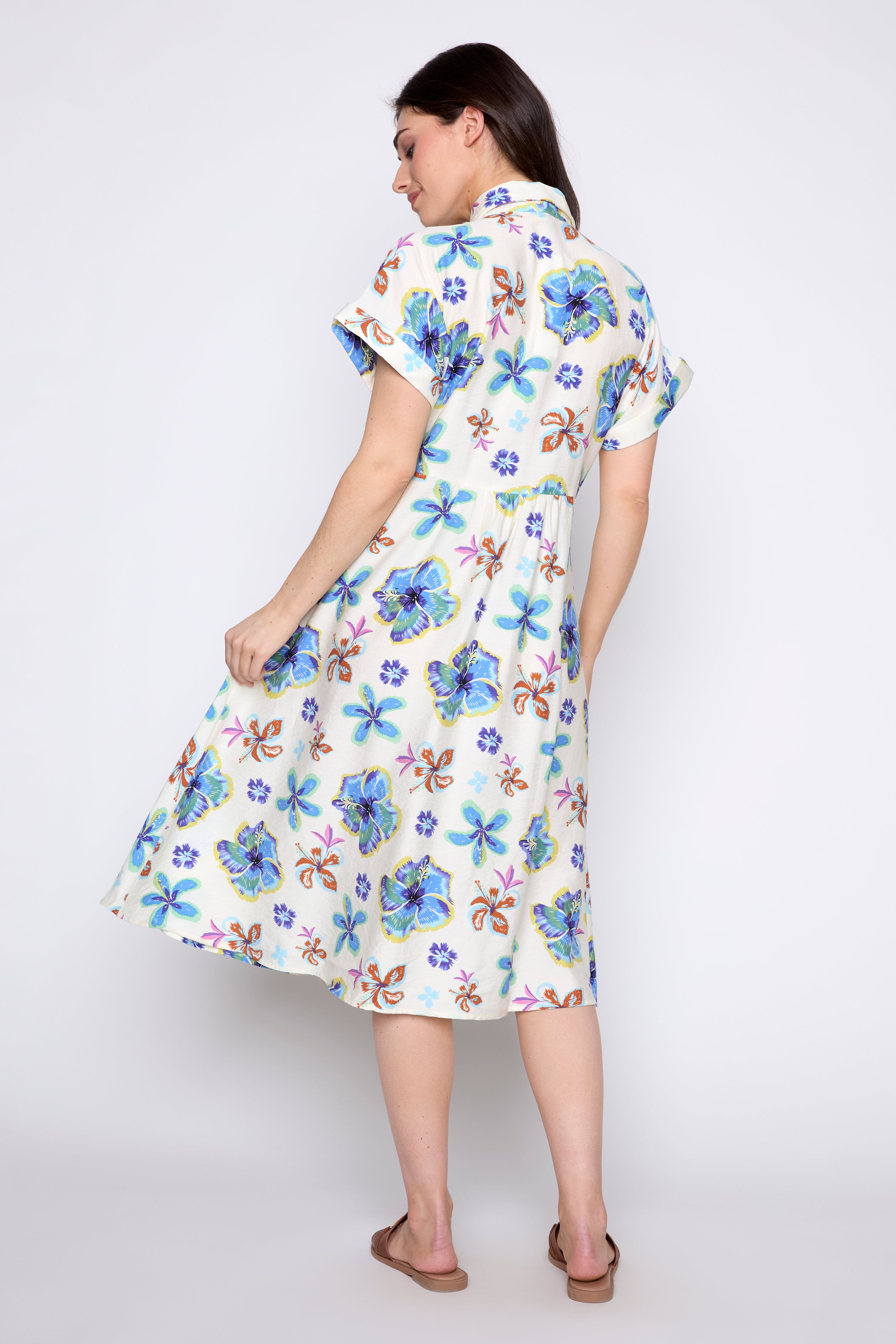 La robe à imprimé floral avec ceinture nouée