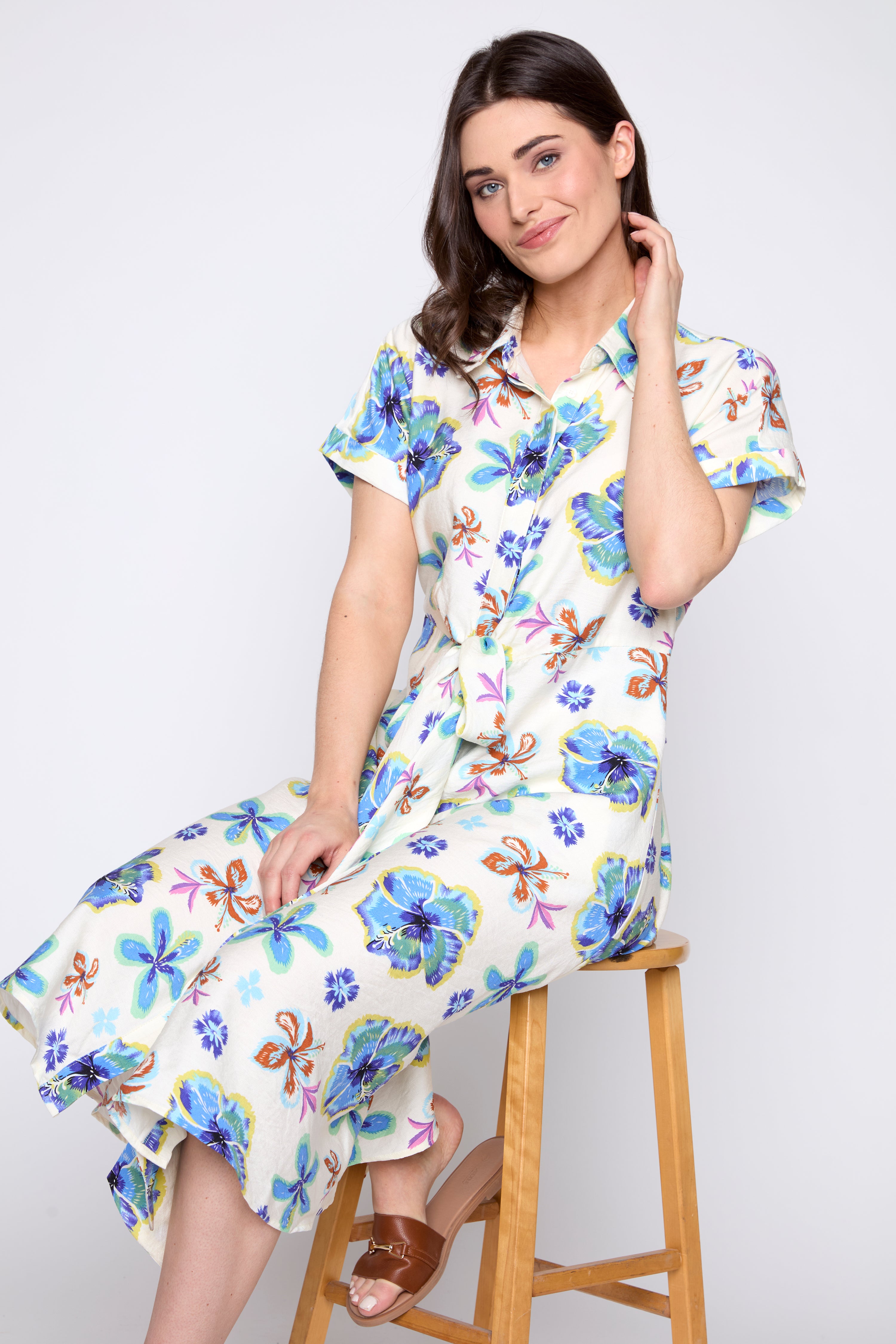 La robe à imprimé floral avec ceinture nouée