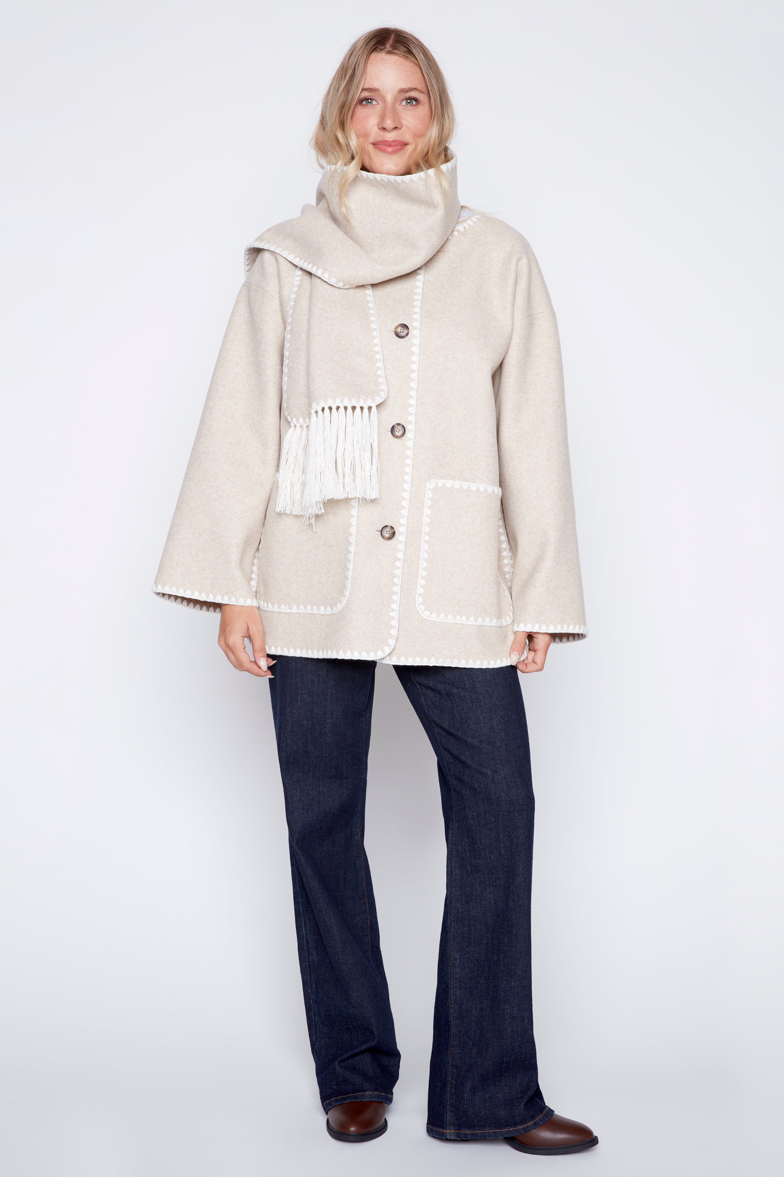 Le manteau avec écharpe