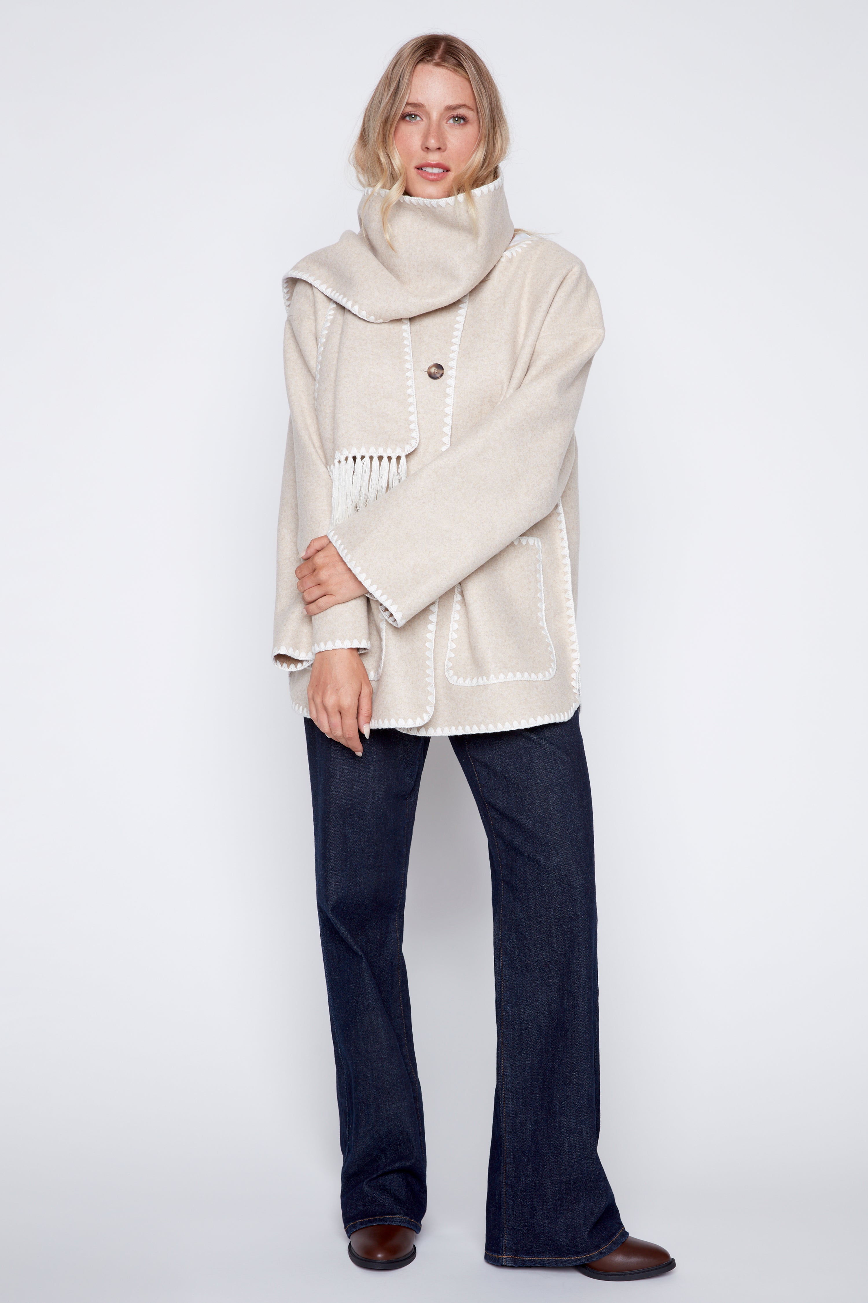 Le manteau avec écharpe