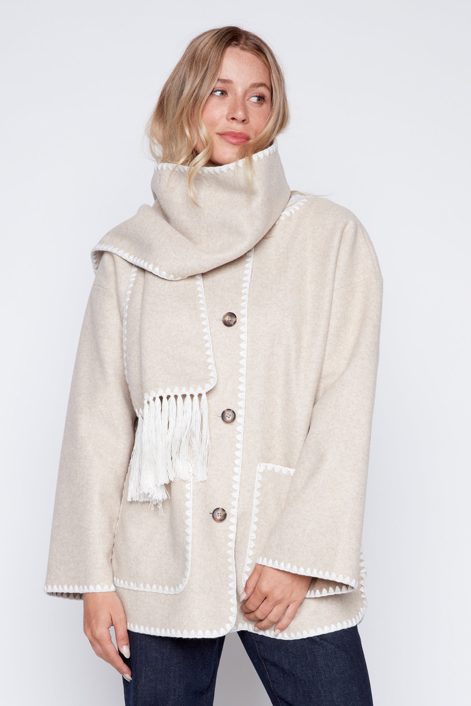 Le manteau avec écharpe