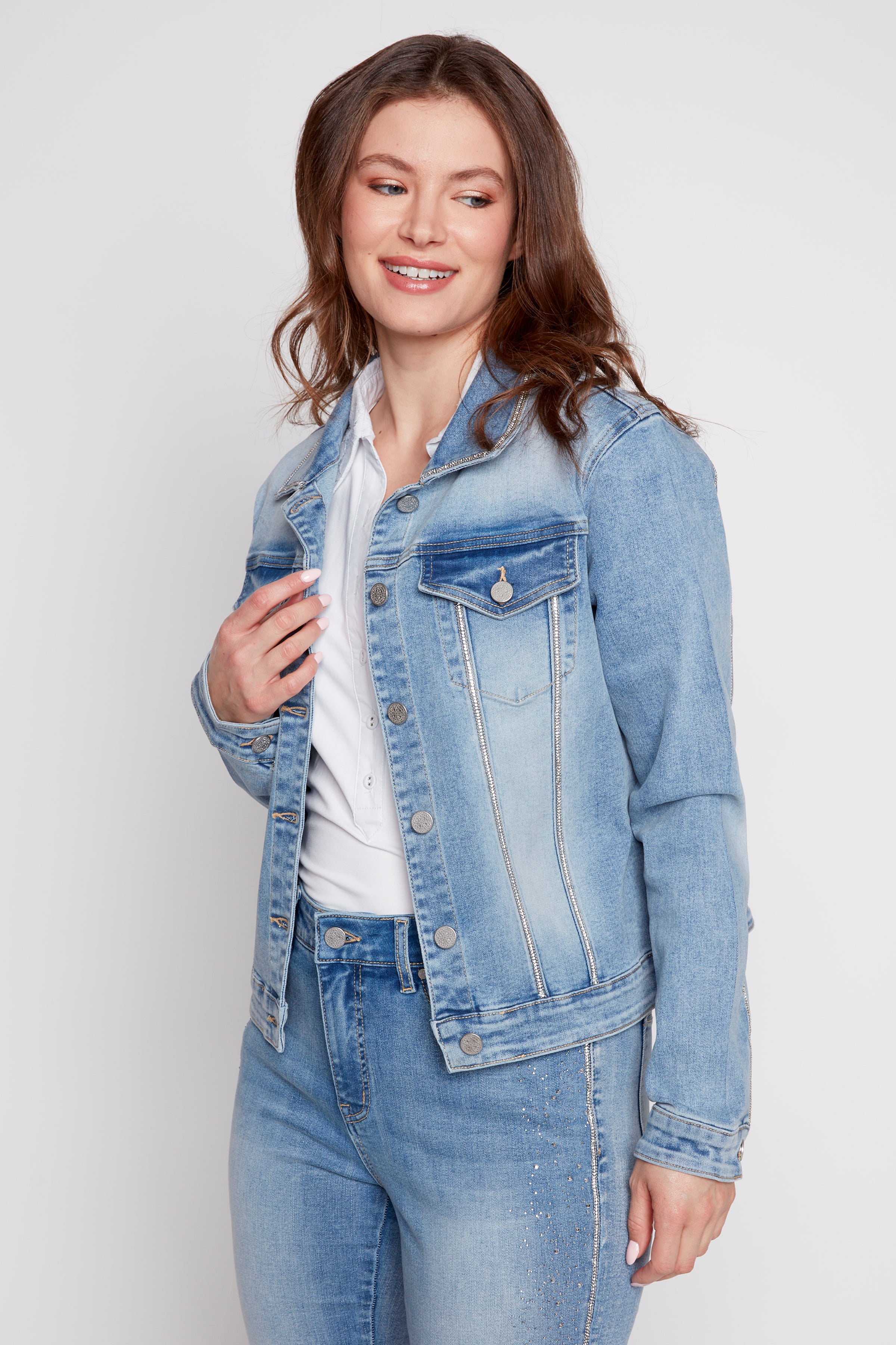 La veste en denim avec détails en strass