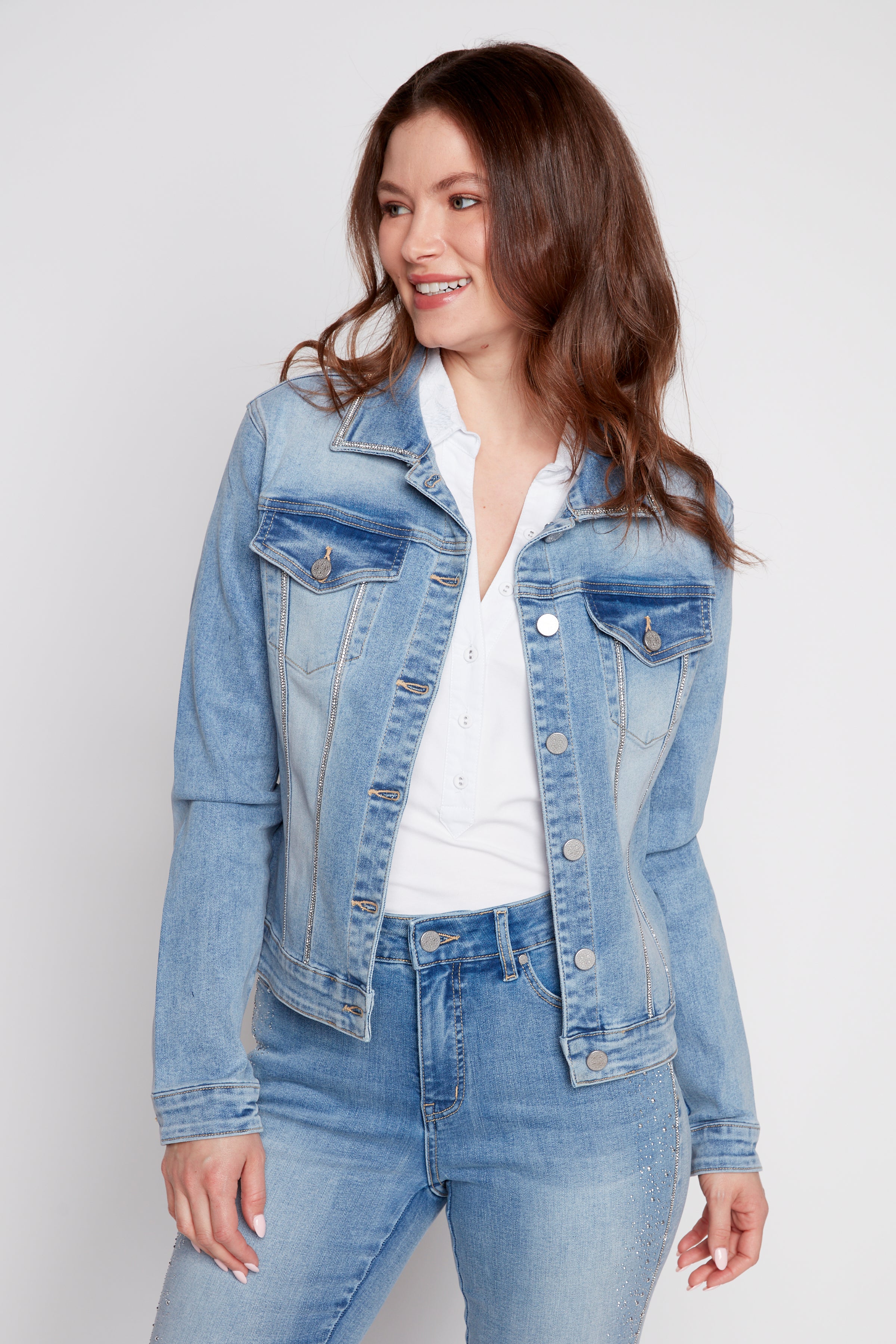 La veste en denim avec détails en strass