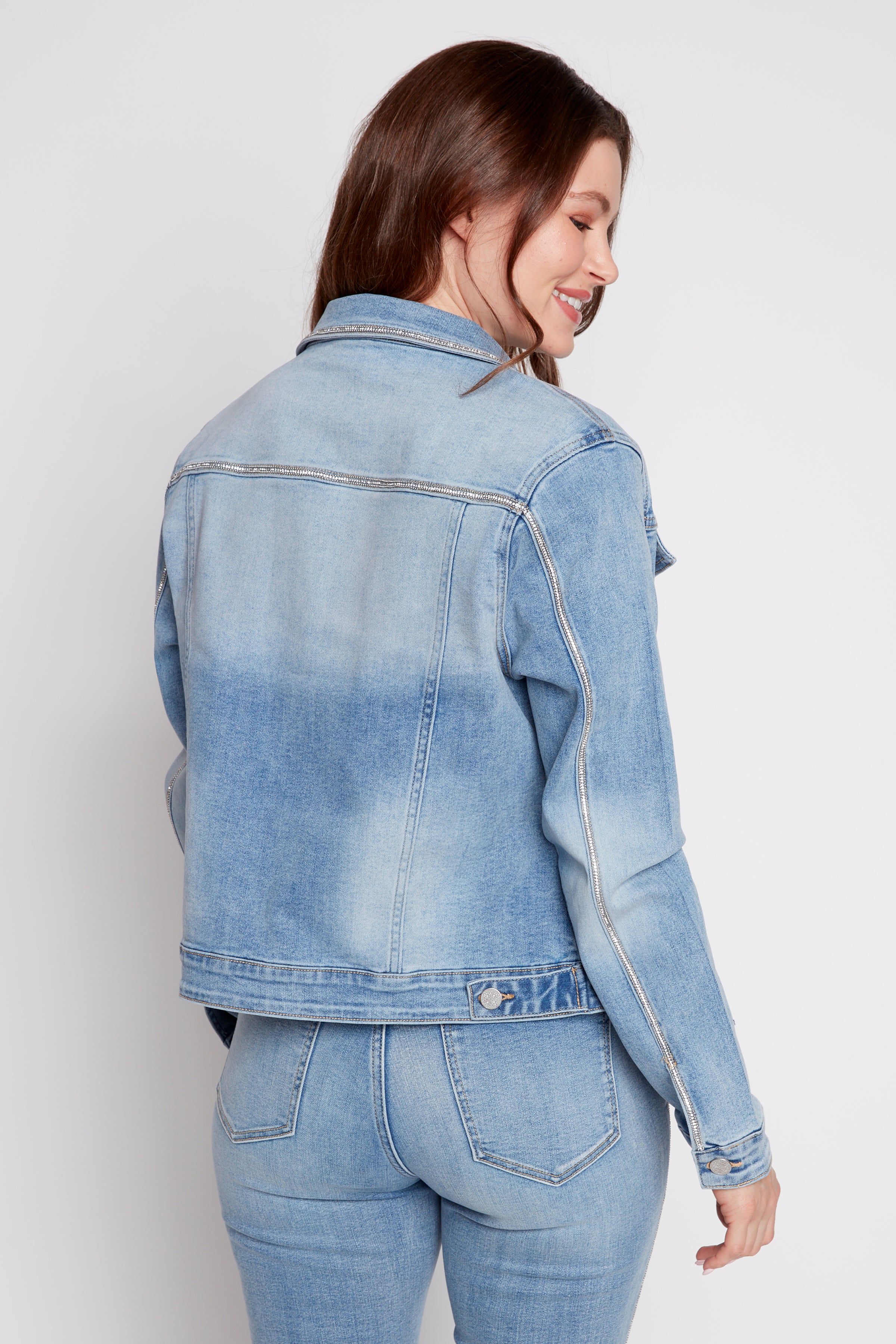 La veste en denim avec détails en strass