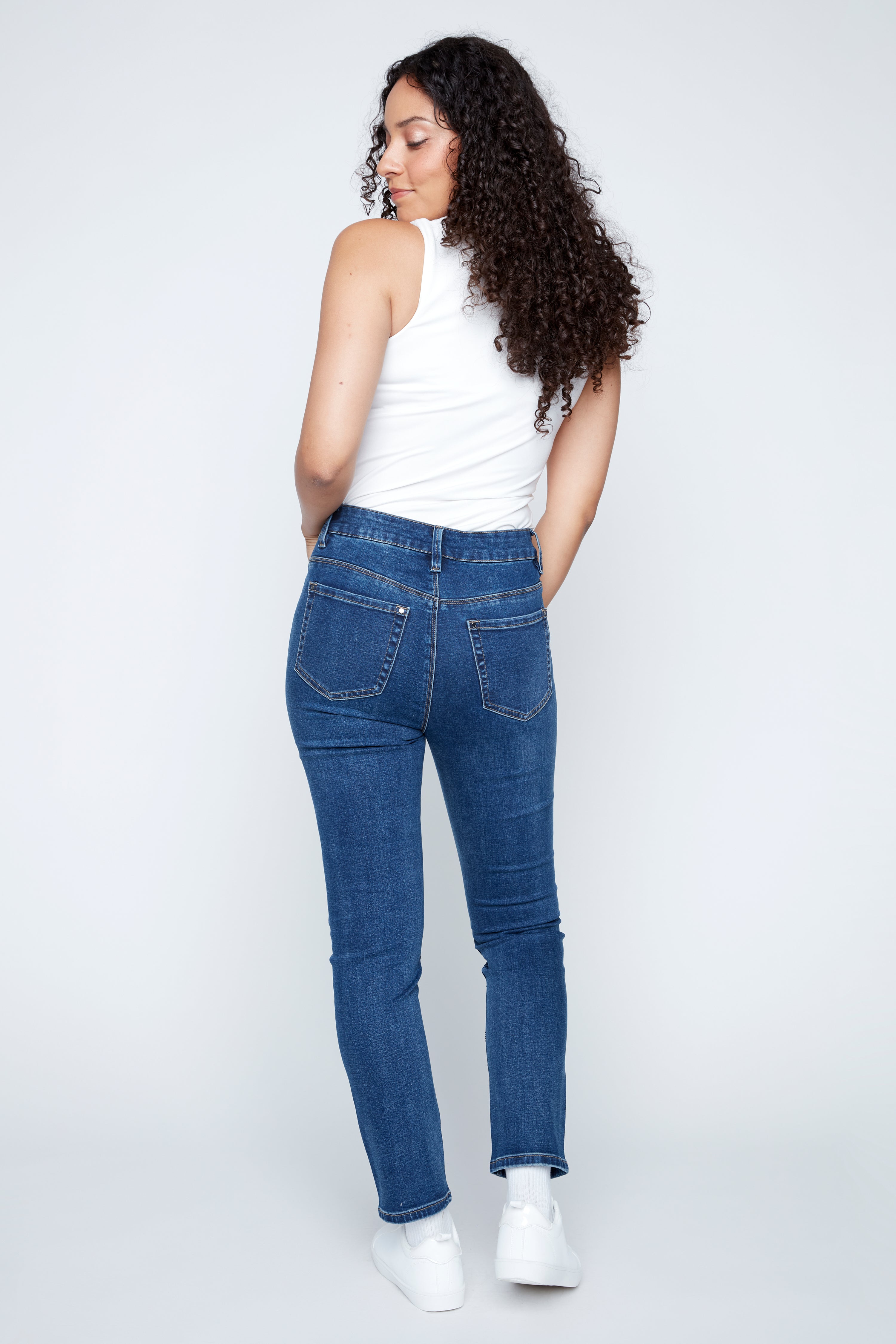 Le jean à jambe étroite à motif papillons en strass