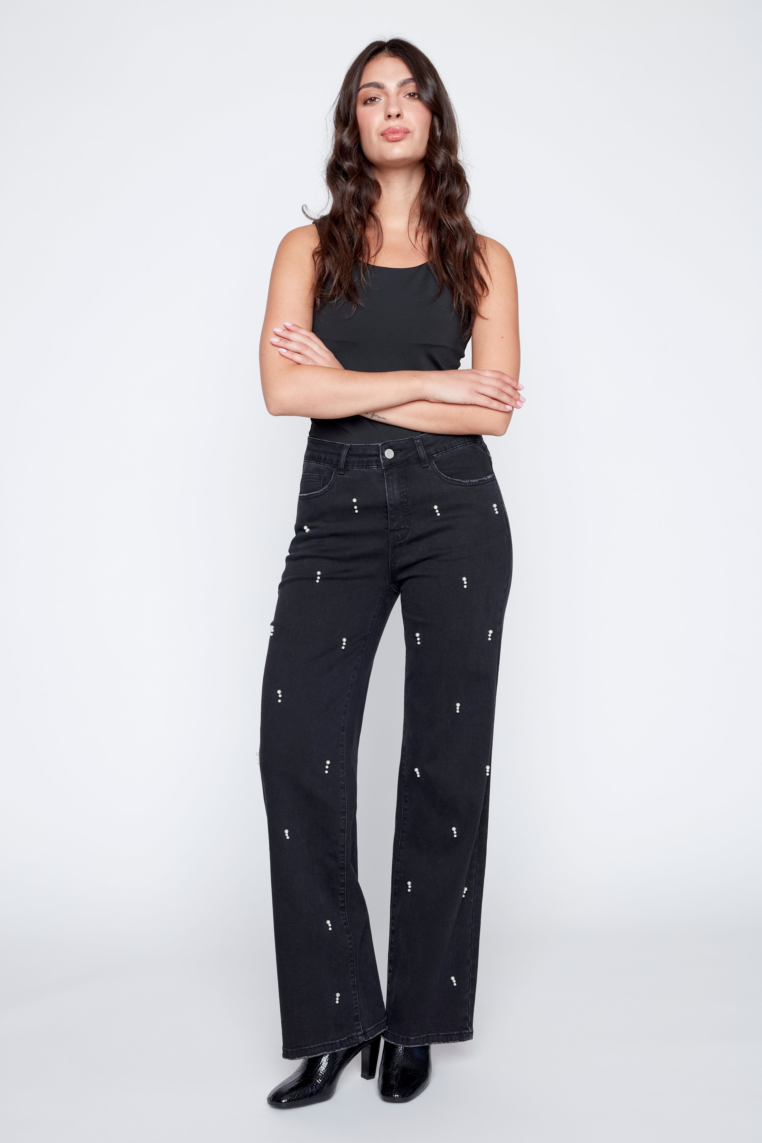 Le jean à jambes larges avec détails en strass