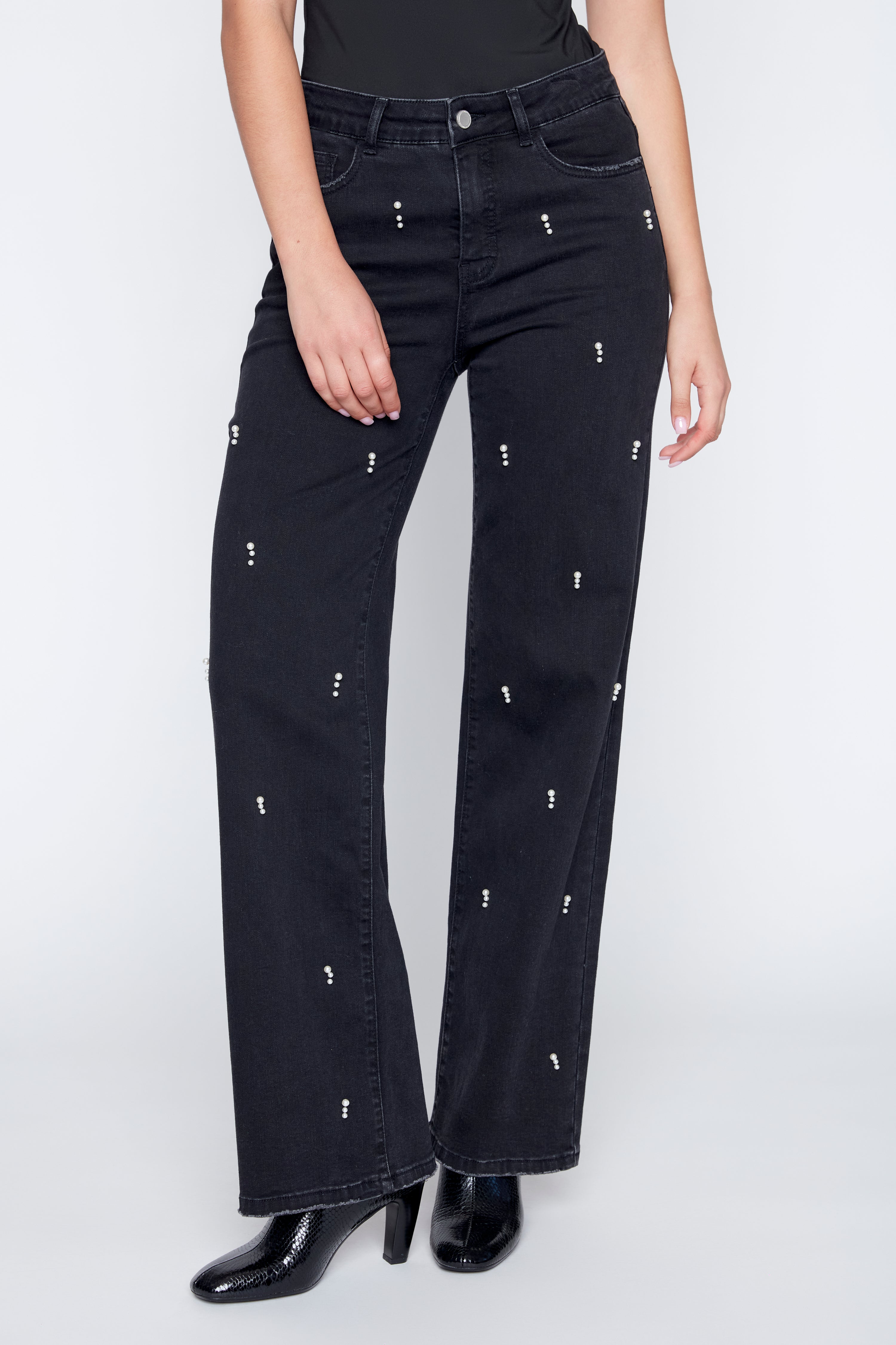 Le jean à jambes larges avec détails en strass
