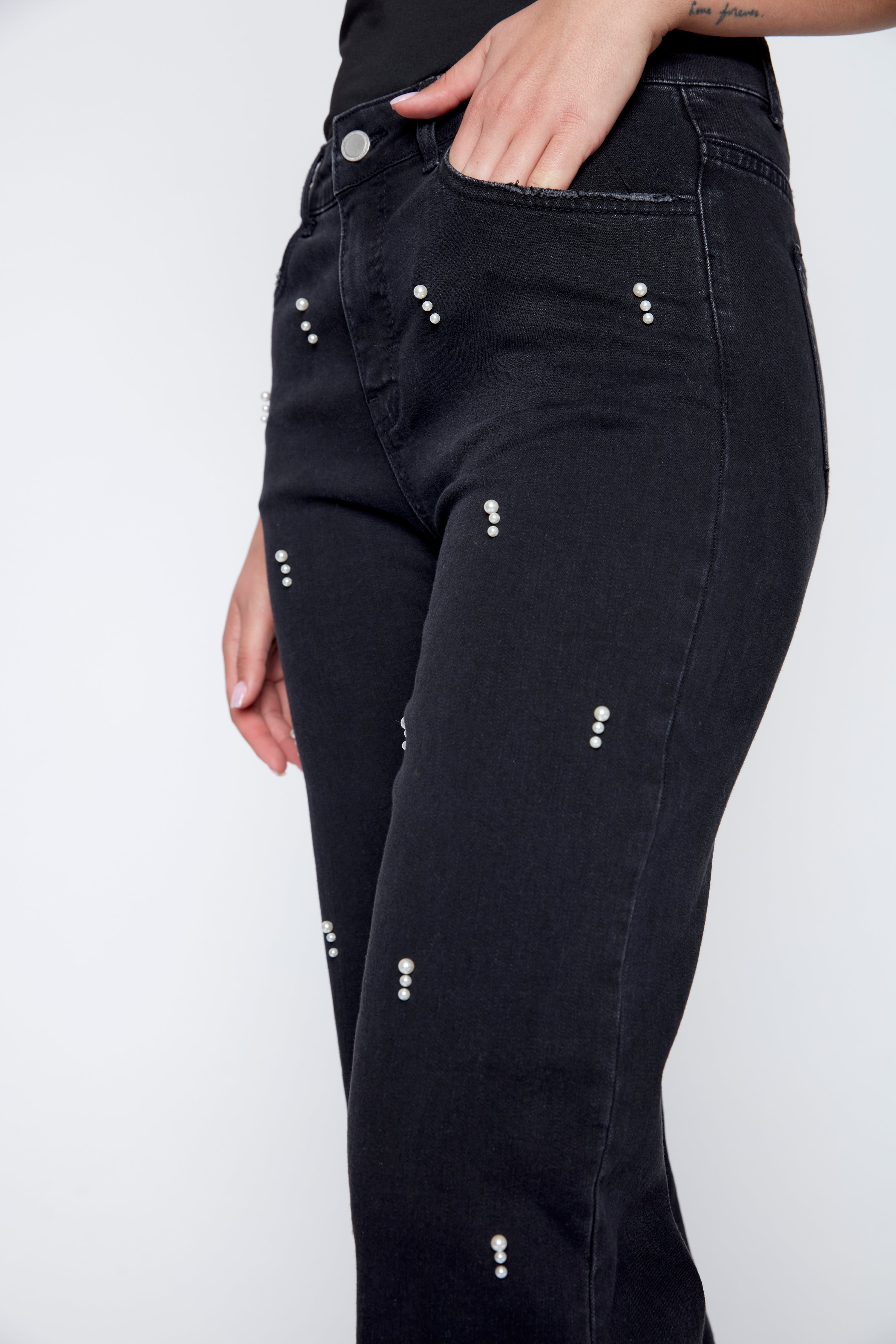 Le jean à jambes larges avec détails en strass