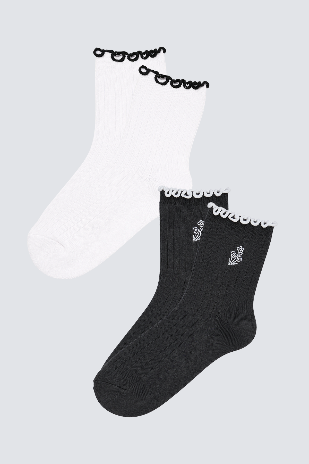 Les chaussettes brodées à volants