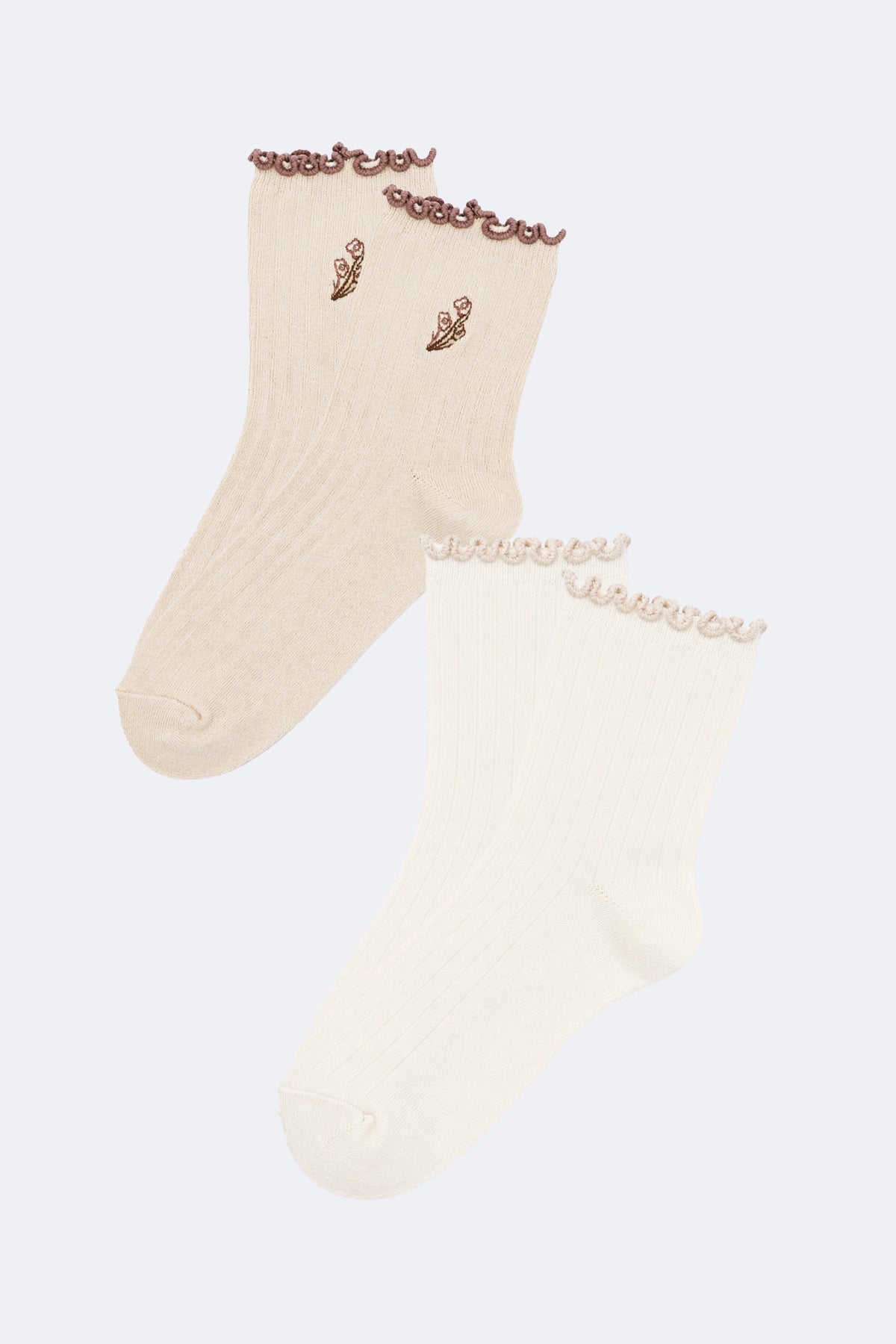 Les chaussettes brodées à volants