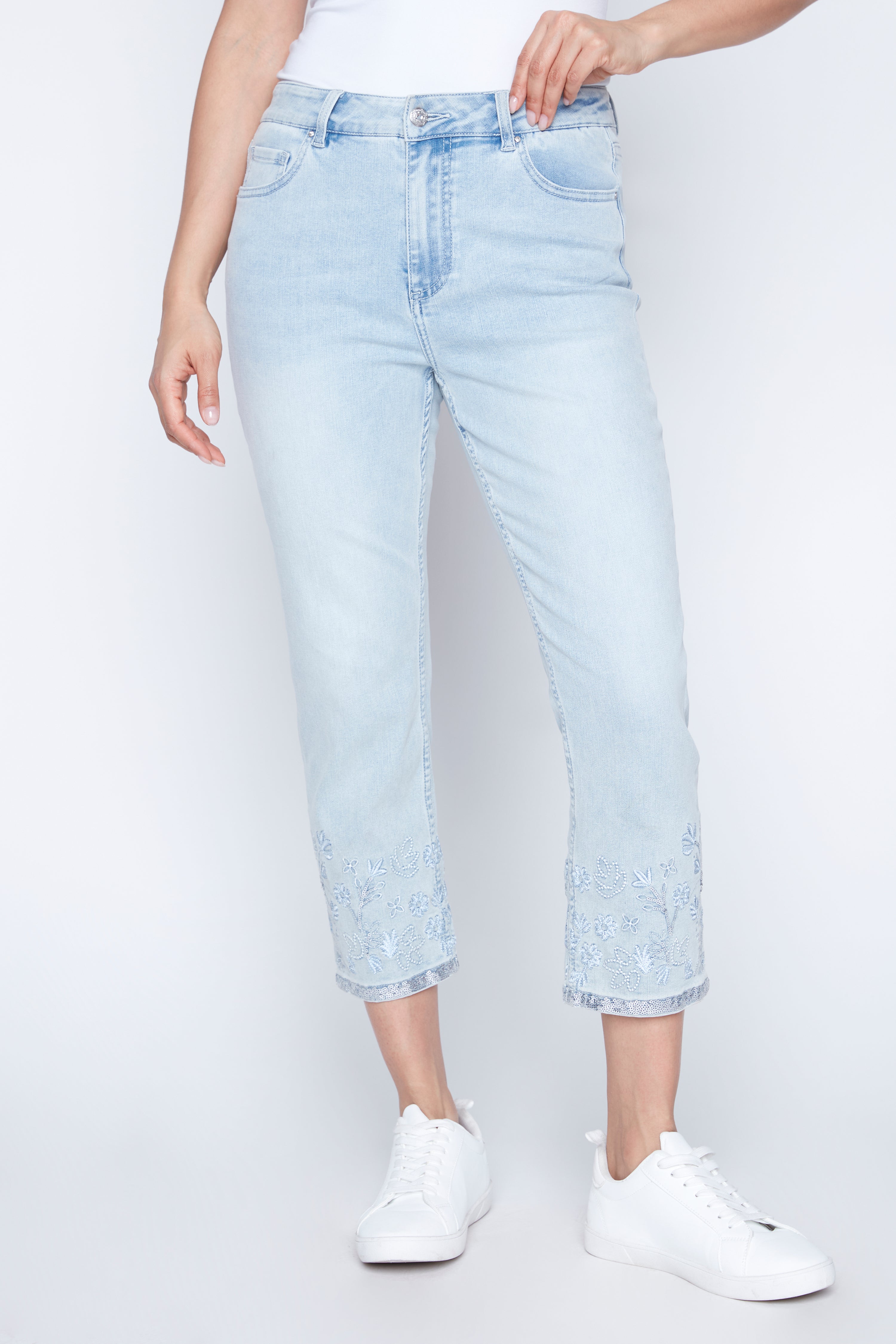 Le jean à jambe étroite à ourlet brodé