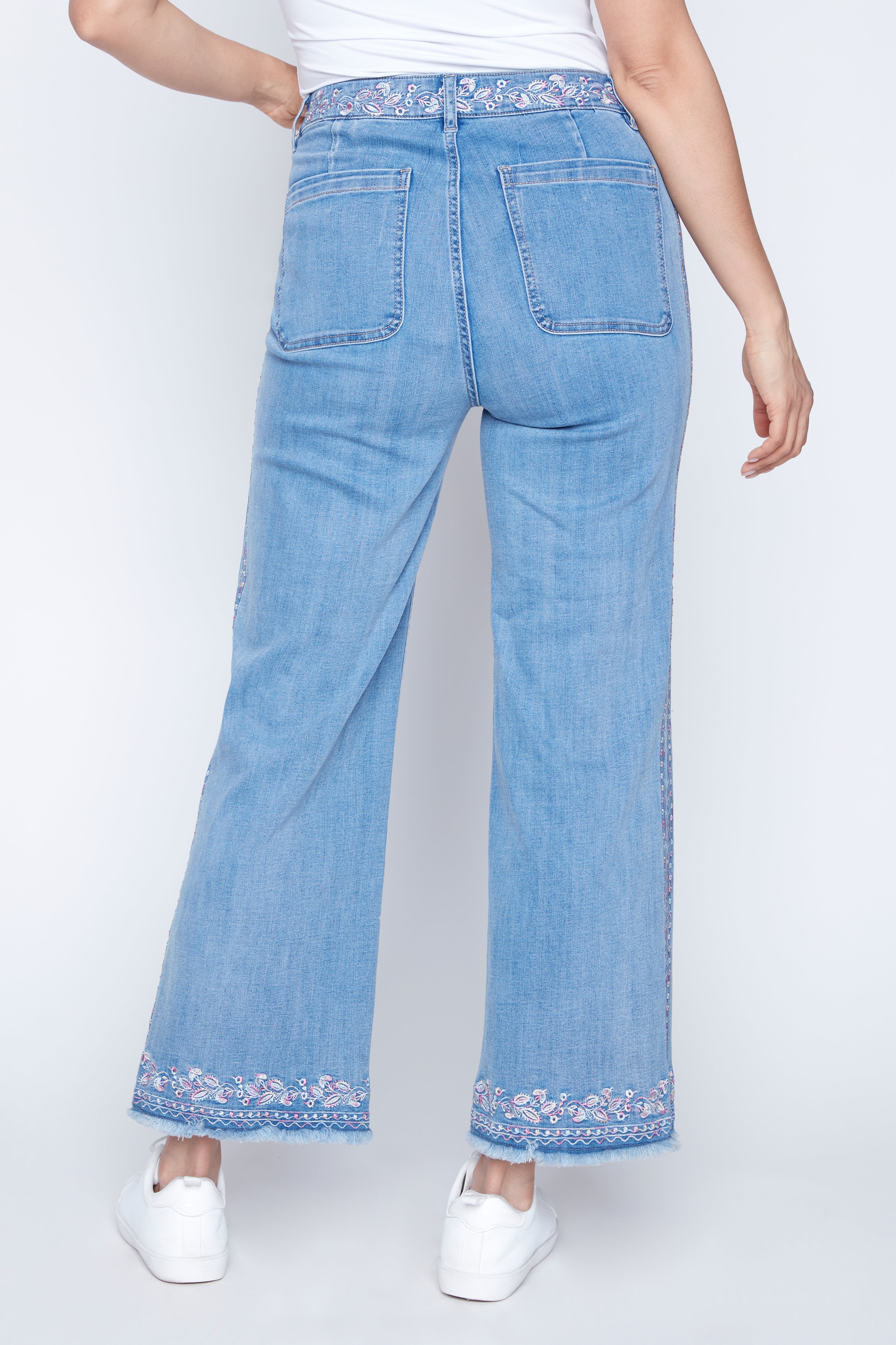Le jean brodé à jambes évasées