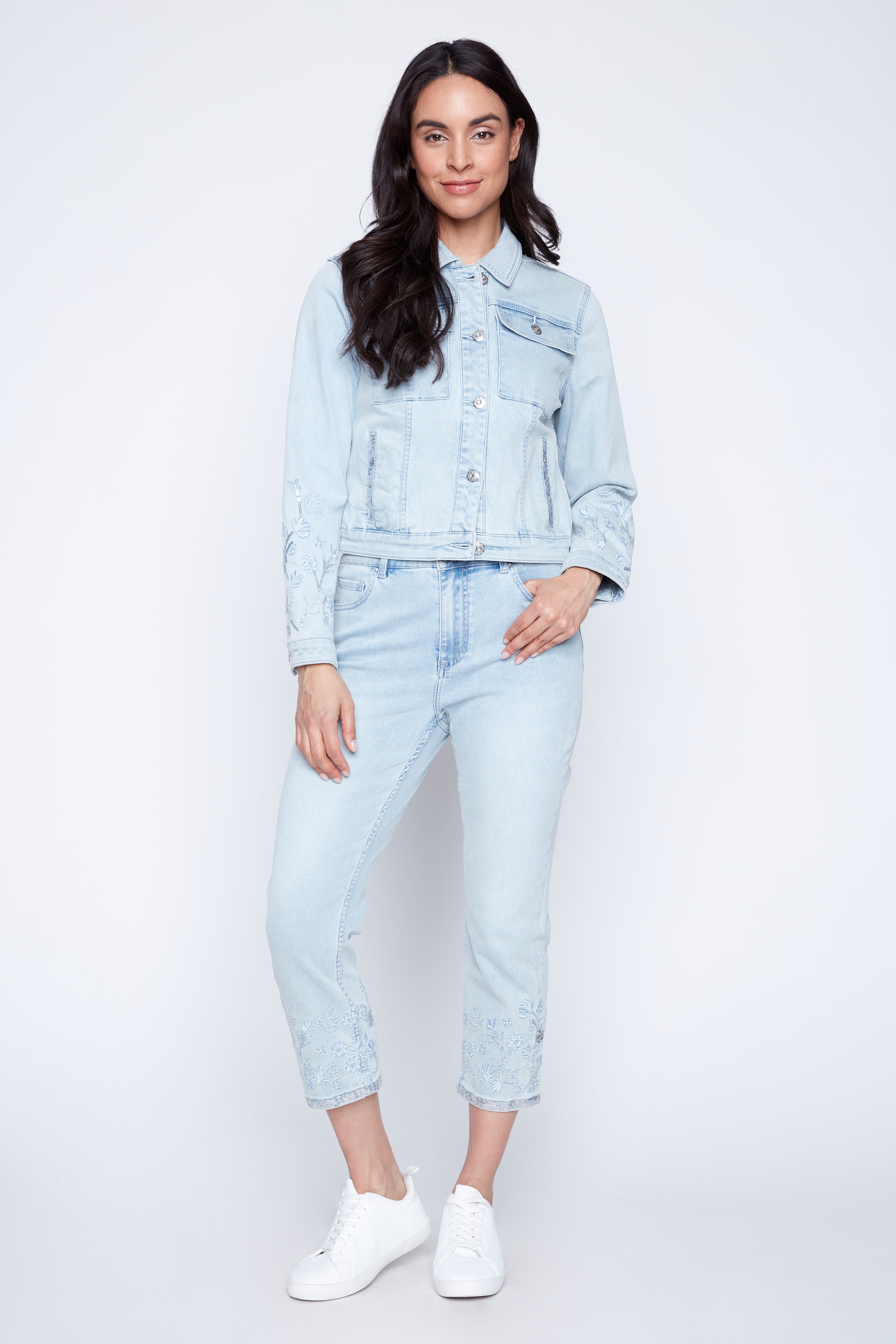 La veste en denim à manches brodées