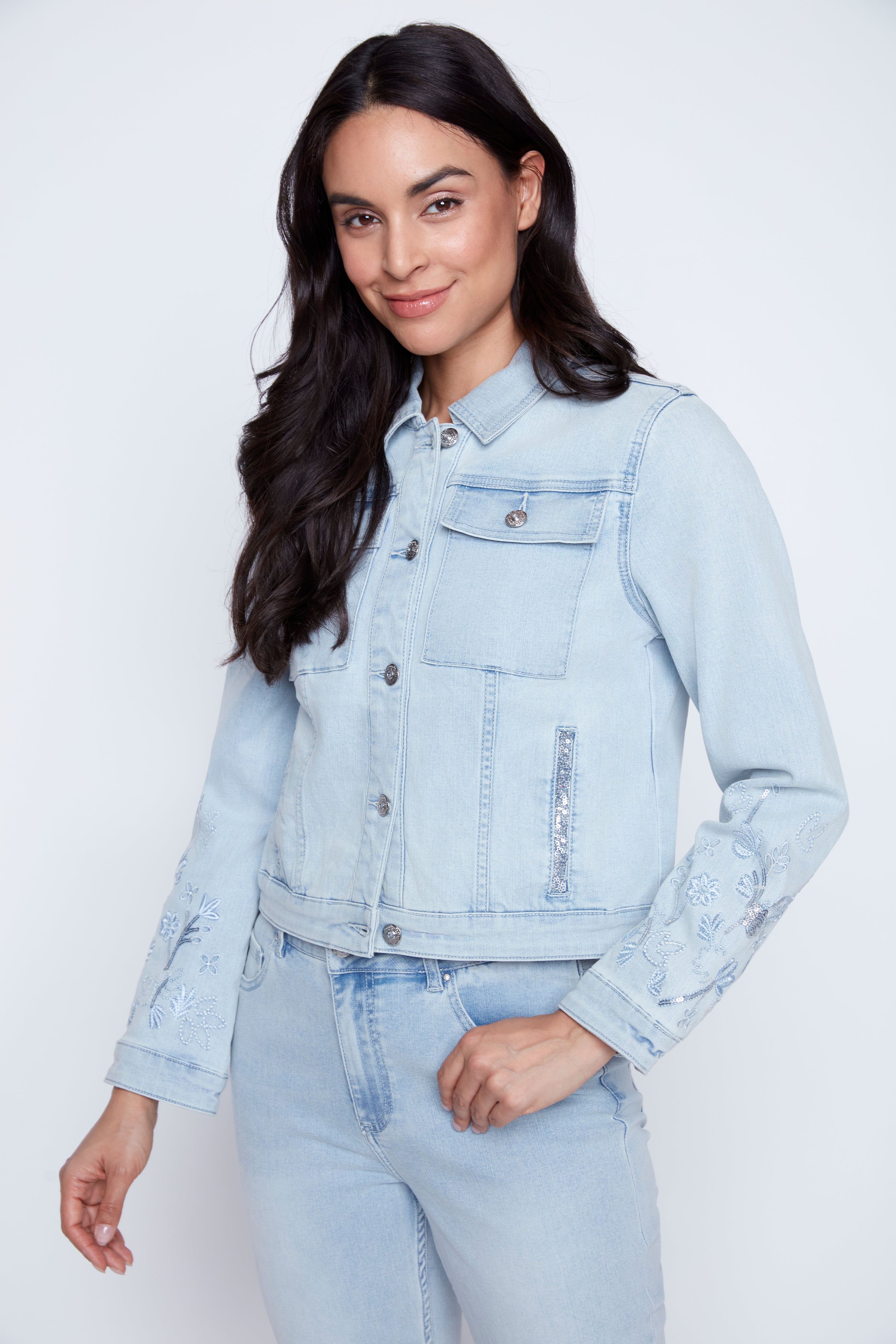 La veste en denim à manches brodées