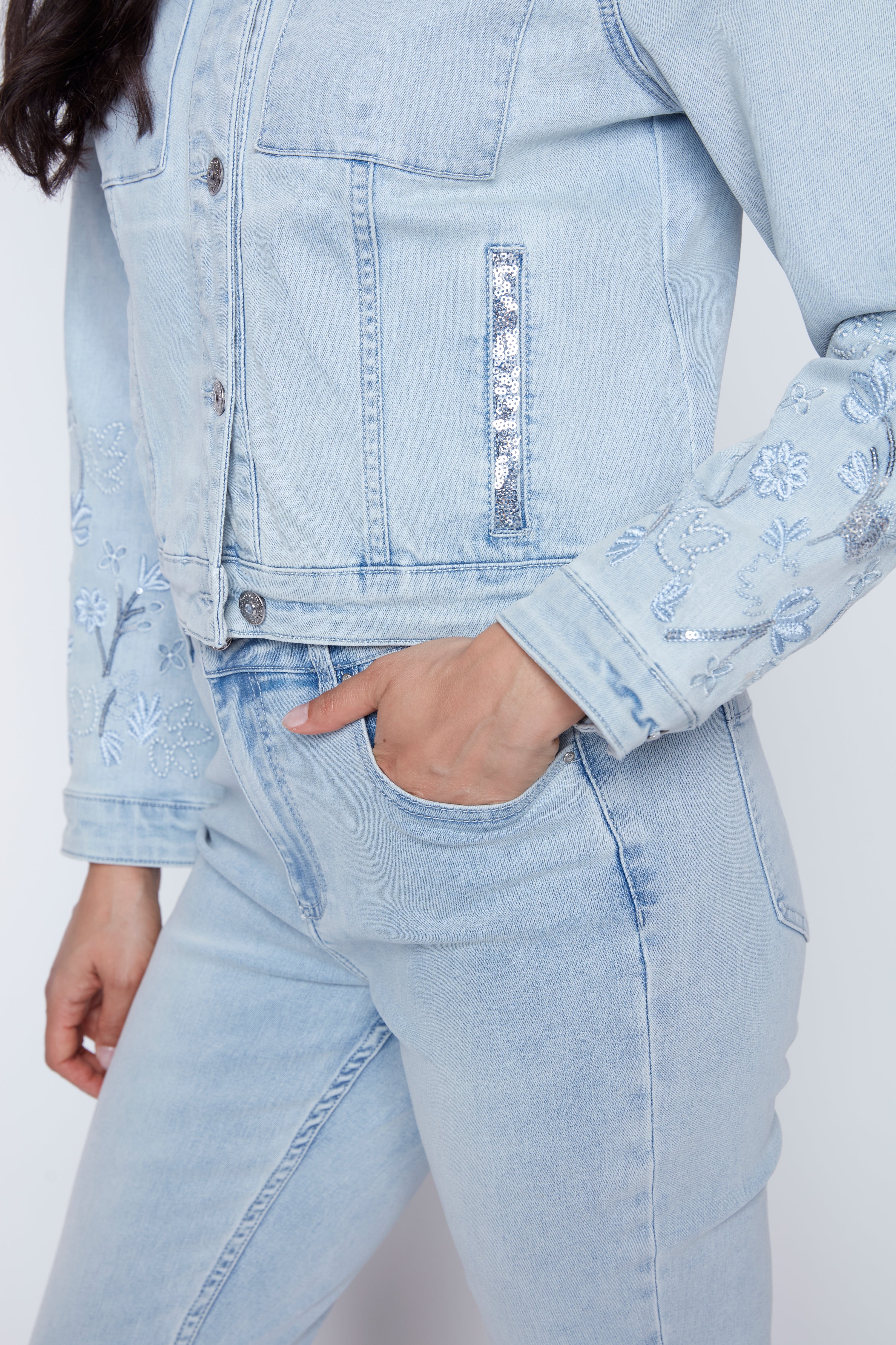 La veste en denim à manches brodées