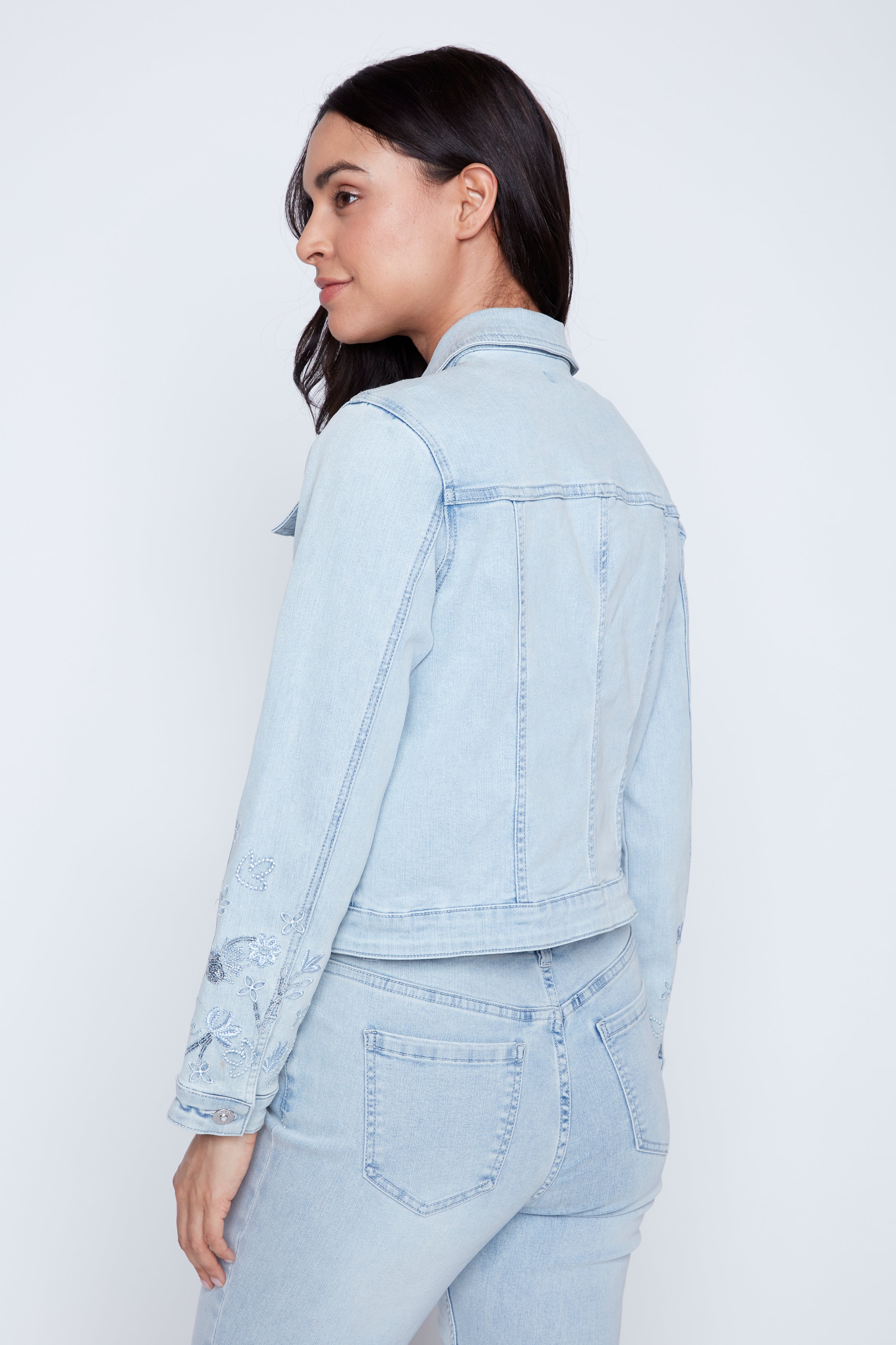 La veste en denim à manches brodées