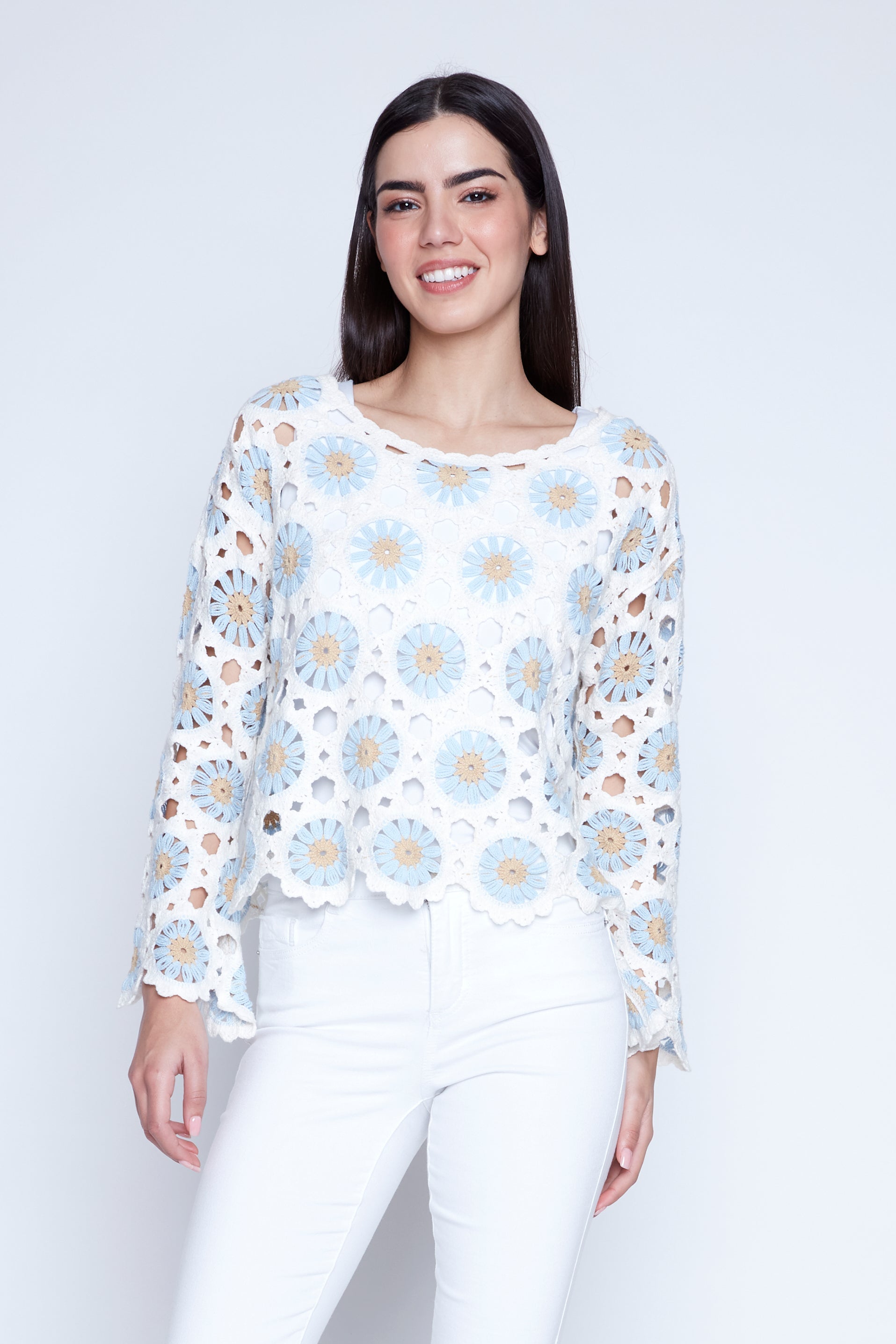 Le haut en crochet géométrique à manches cloche.