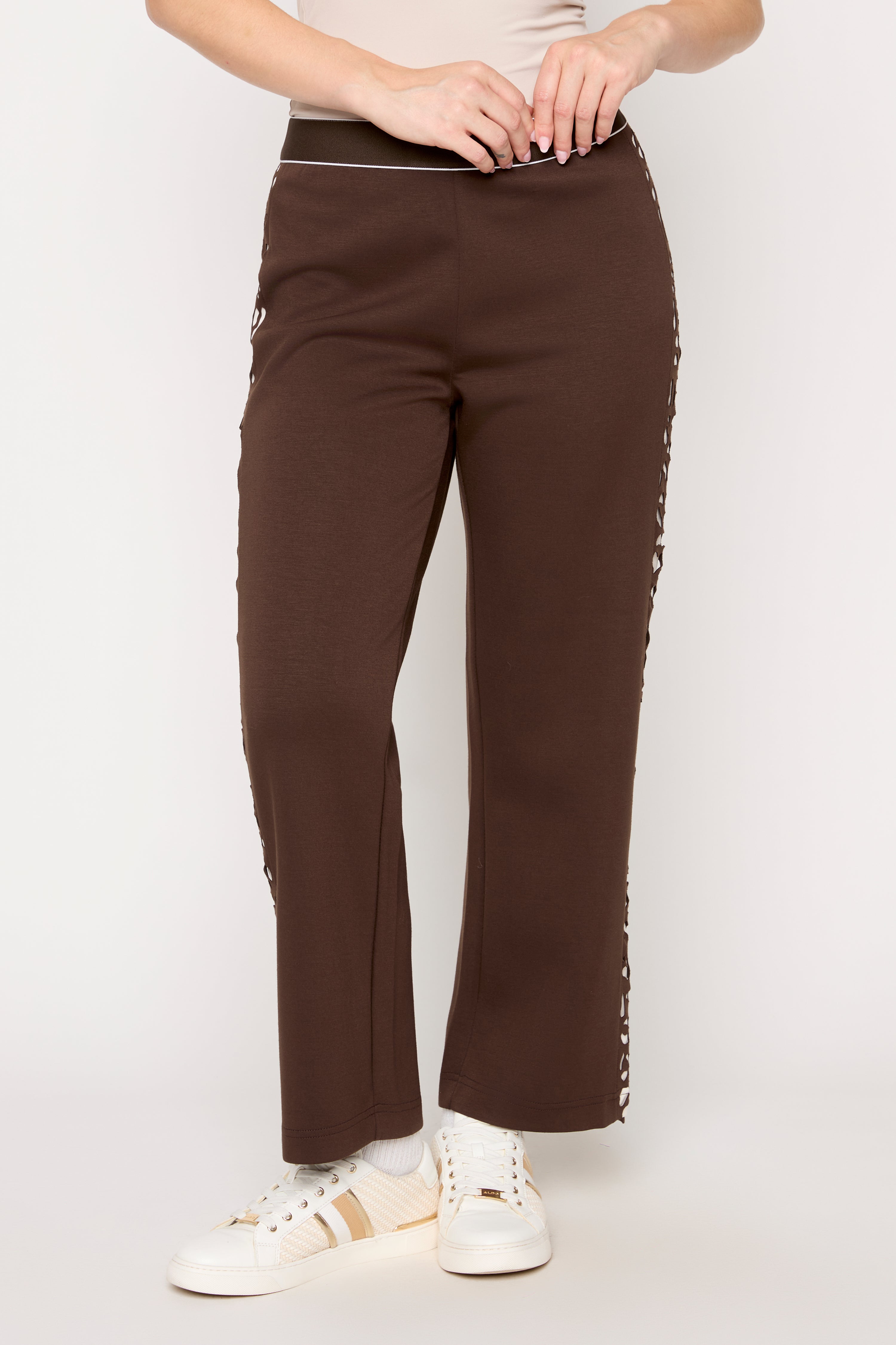 Le pantalon droit à détails découpés au laser
