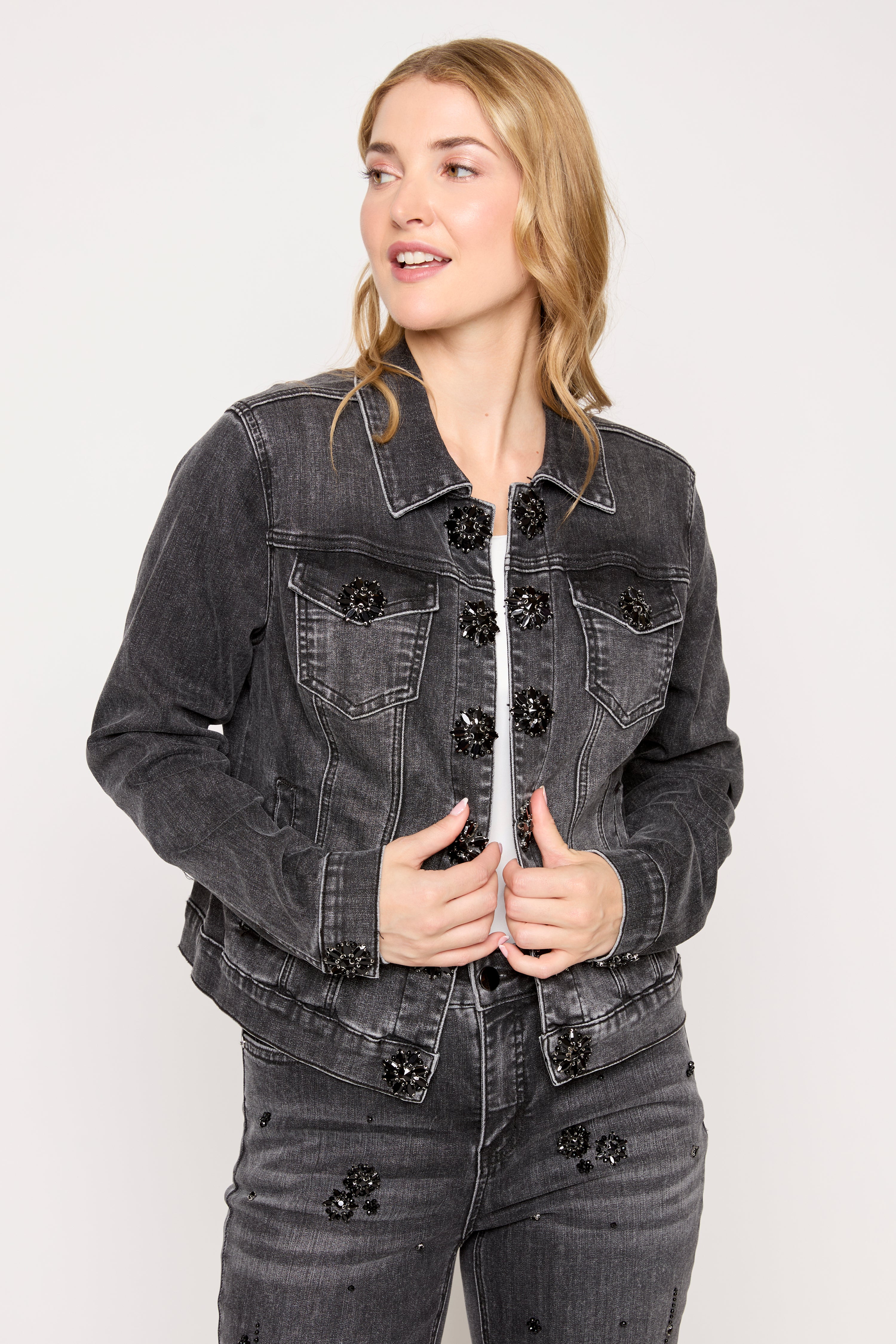 La veste en jean à fleurs et strass