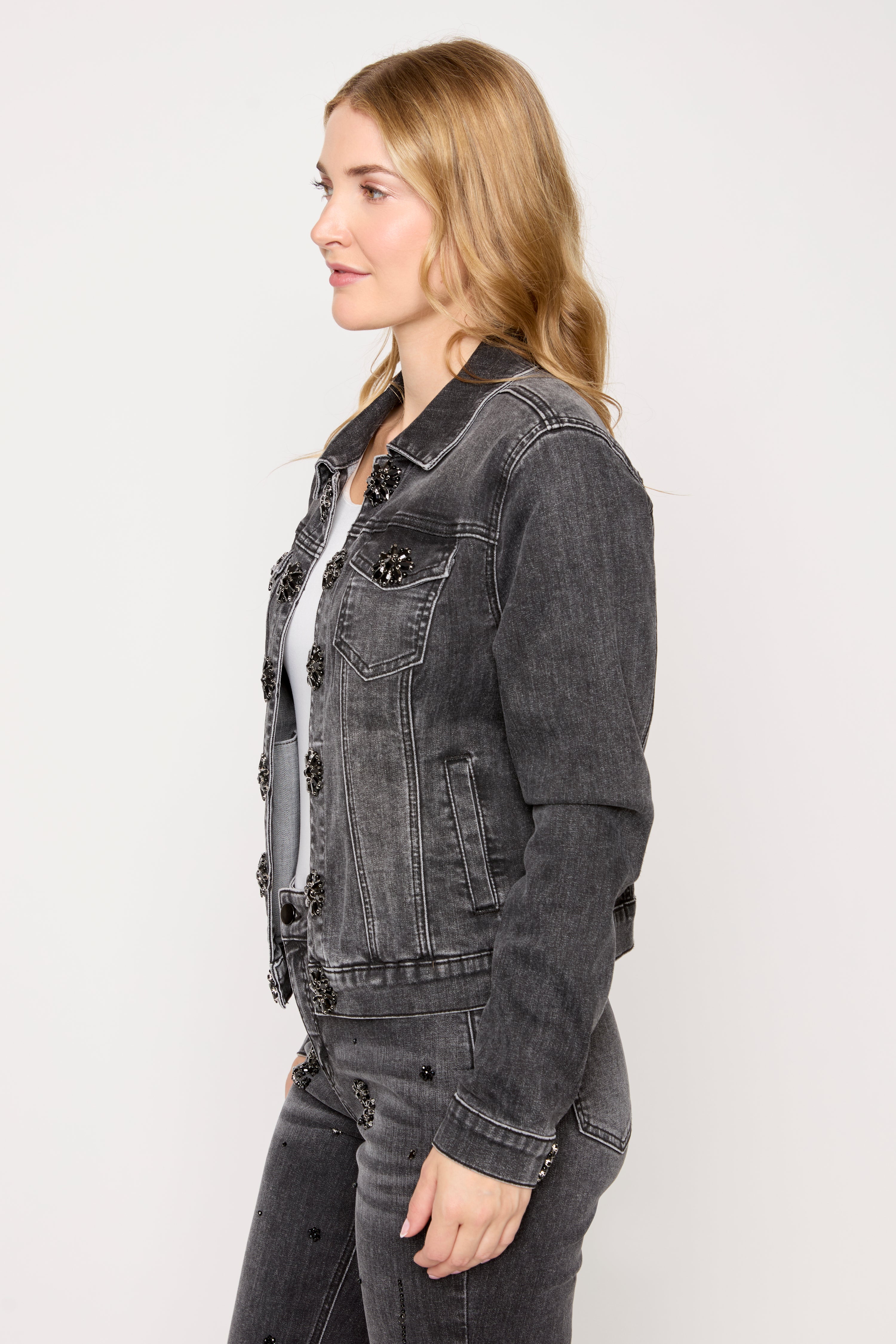 La veste en jean à fleurs et strass