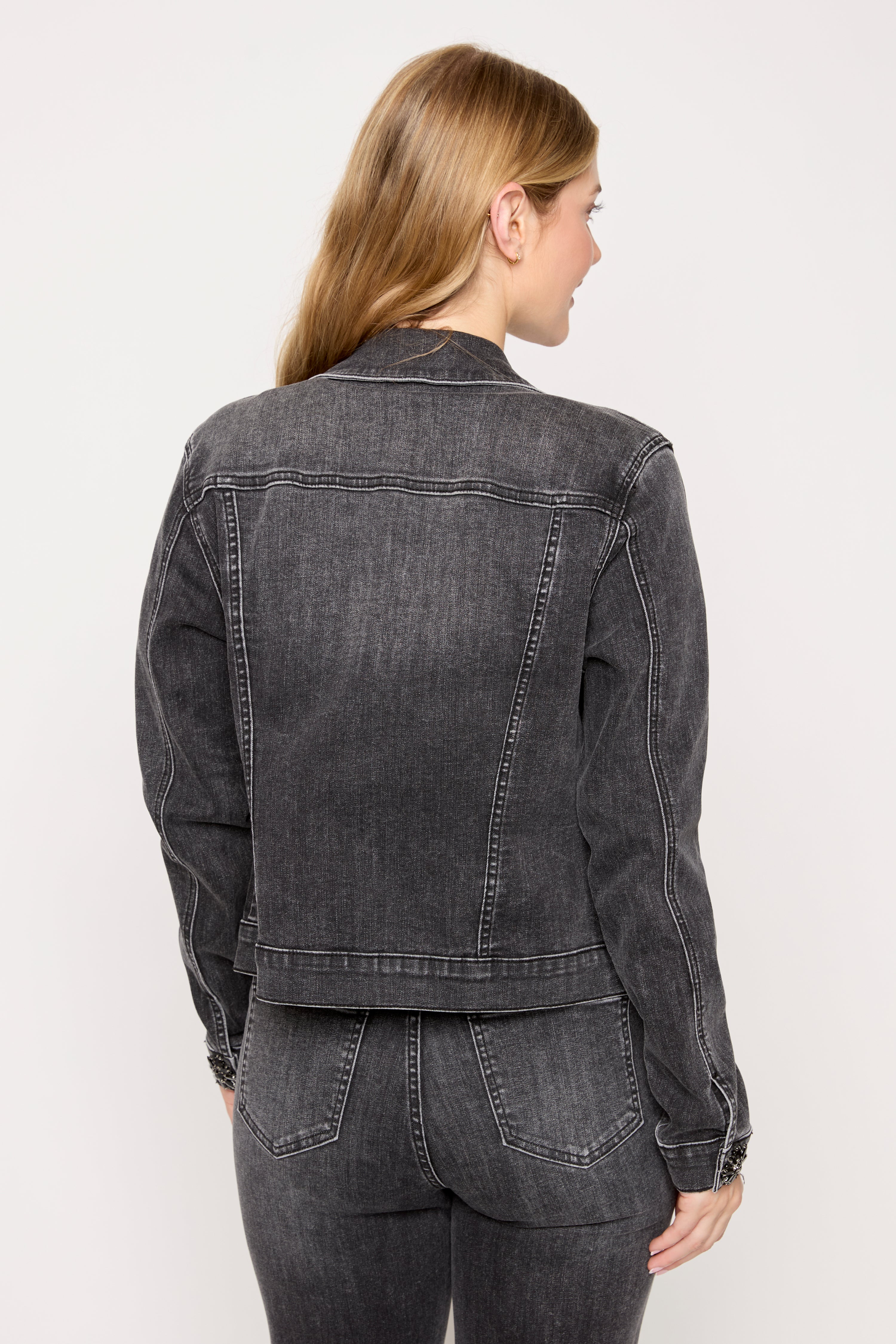 La veste en jean à fleurs et strass