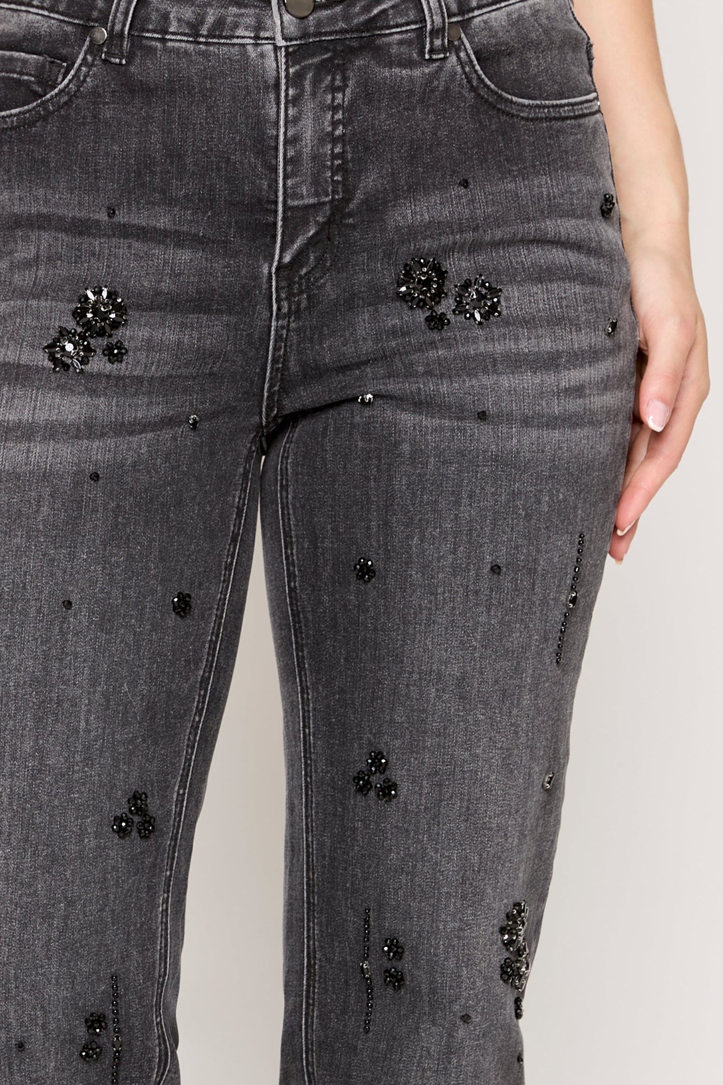 Le jean écourté à fleurs et strass