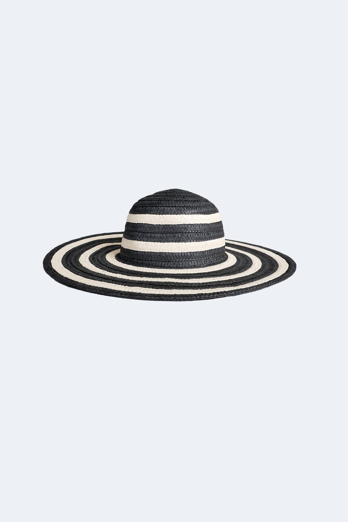 Le chapeau de soleil rayé à larges bords