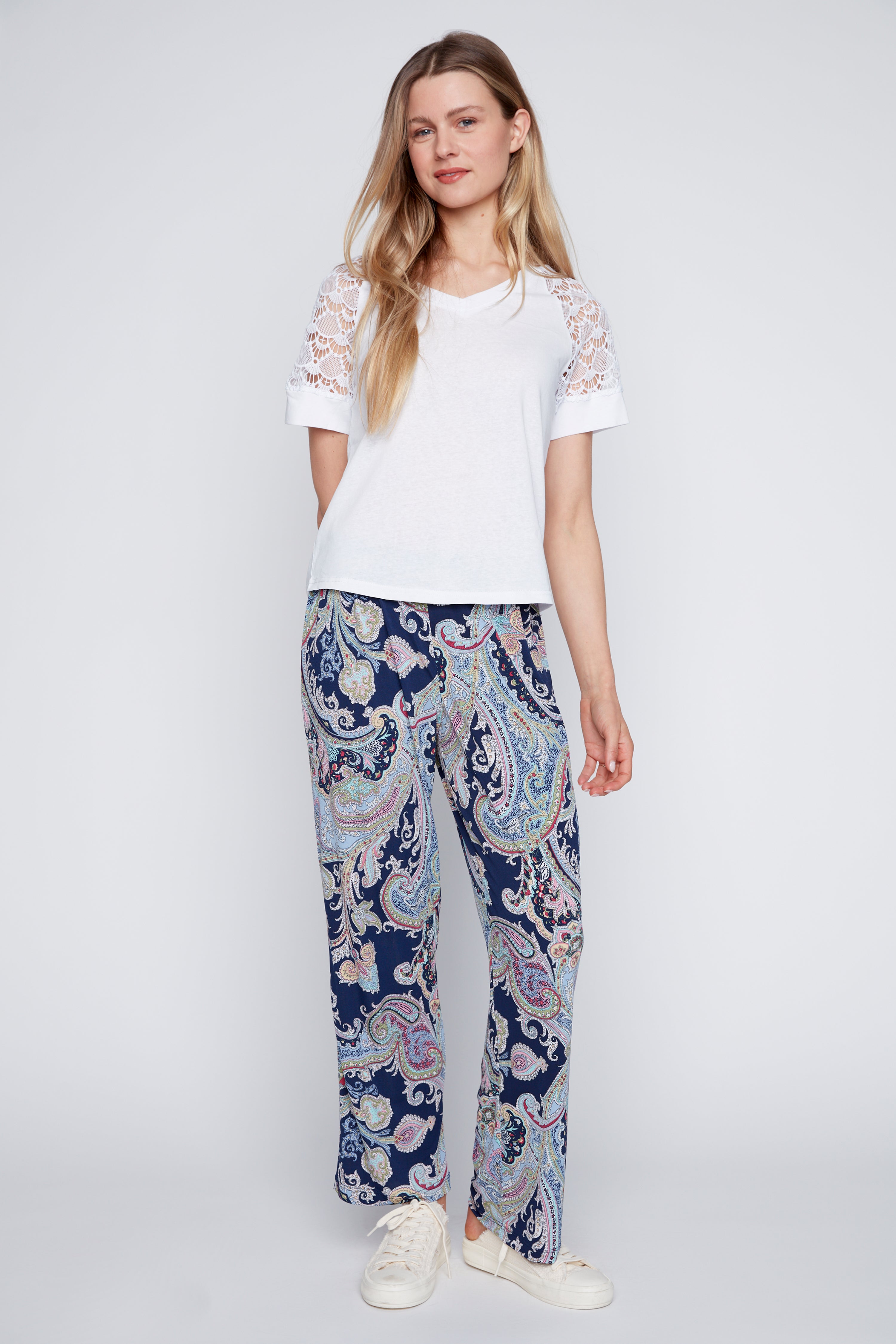 Le pantalon jambe large à imprimé tropical